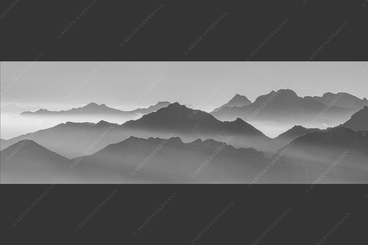 Klar und deutlich trennen sich die Bergketten von Soiern- und Karwendelgebirge - Morgenschnitt 3:1 sw -- Silhouetten im Karwendel - mehr Infos bei www.Kriner-Weiermann.de