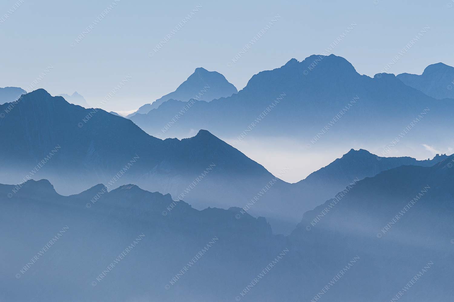 Klar und deutlich trennen sich die Bergketten von Soiern- und Karwendelgebirge - Morgenschnitt 3:2  -- Silhouetten im Karwendel - mehr Infos bei www.Kriner-Weiermann.de