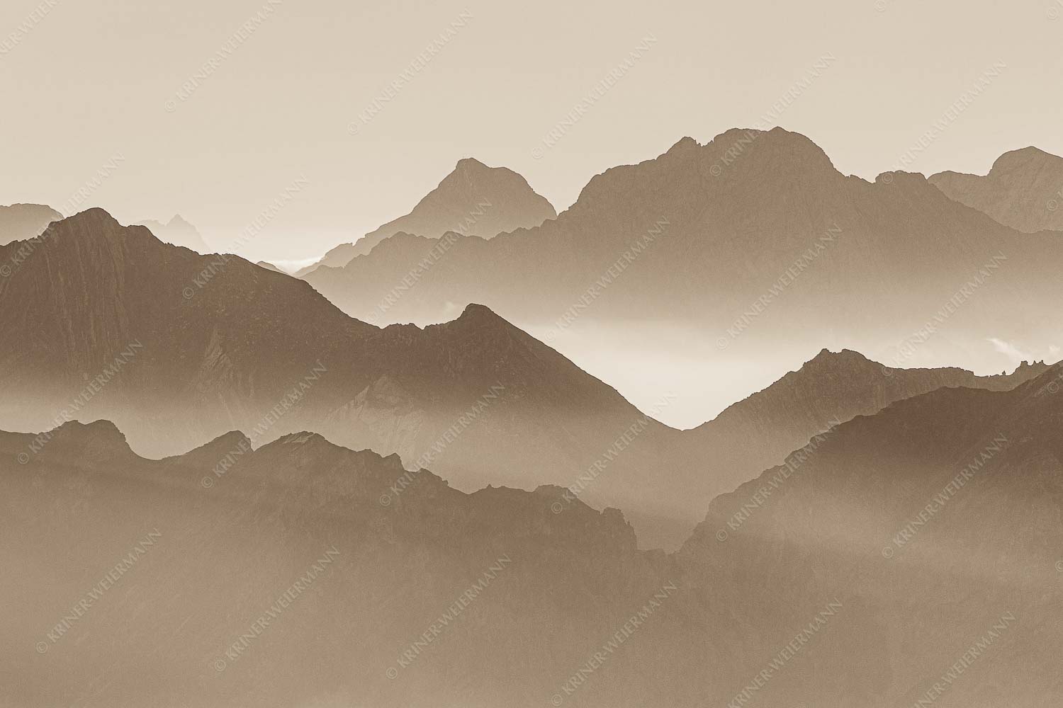 Klar und deutlich trennen sich die Bergketten von Soiern- und Karwendelgebirge - Morgenschnitt 3:2 sepia -- Silhouetten im Karwendel - mehr Infos bei www.Kriner-Weiermann.de