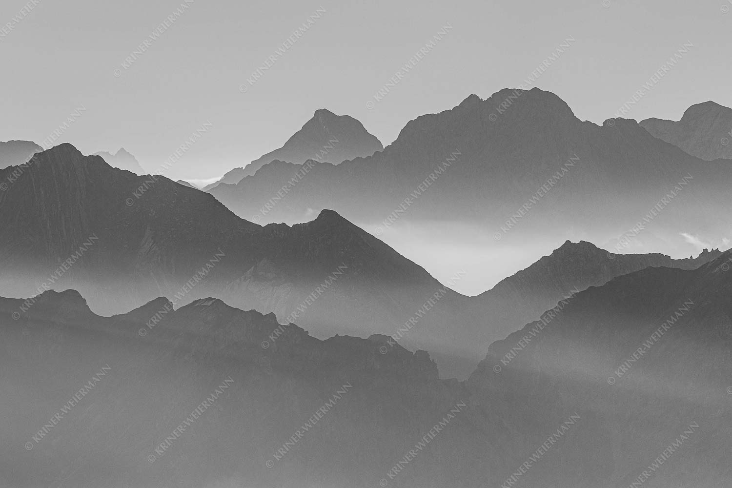 Klar und deutlich trennen sich die Bergketten von Soiern- und Karwendelgebirge - Morgenschnitt 3:2 sw -- Silhouetten im Karwendel - mehr Infos bei www.Kriner-Weiermann.de
