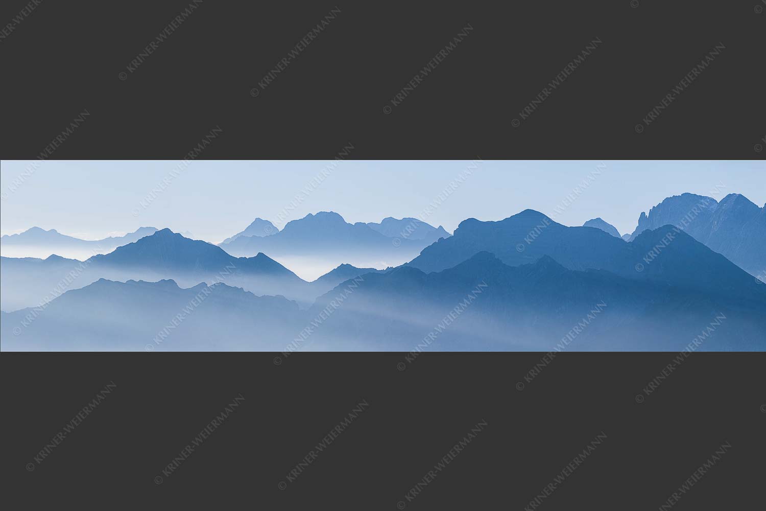 Klar und deutlich trennen sich die Bergketten von Soiern- und Karwendelgebirge - Morgenschnitt 4:1  -- Silhouetten im Karwendel - mehr Infos bei www.Kriner-Weiermann.de