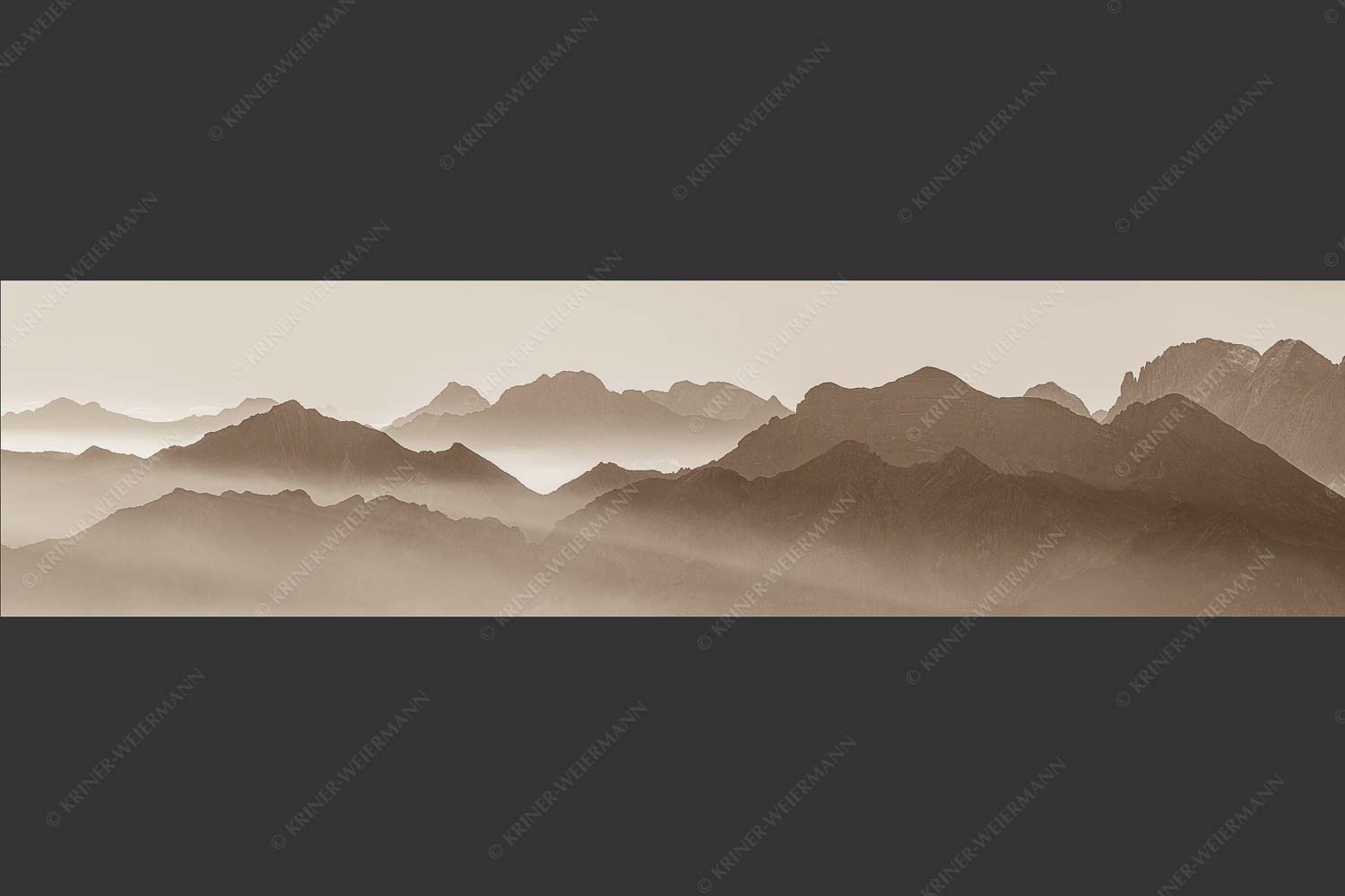 Klar und deutlich trennen sich die Bergketten von Soiern- und Karwendelgebirge - Morgenschnitt 4:1 sepia -- Silhouetten im Karwendel - mehr Infos bei www.Kriner-Weiermann.de
