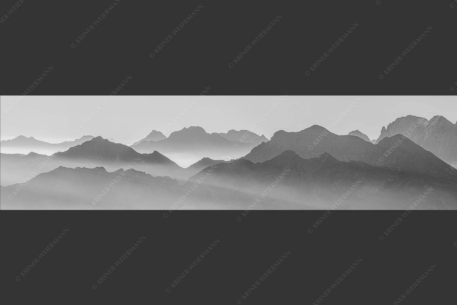 Klar und deutlich trennen sich die Bergketten von Soiern- und Karwendelgebirge - Morgenschnitt 4:1 sw -- Silhouetten im Karwendel - mehr Infos bei www.Kriner-Weiermann.de