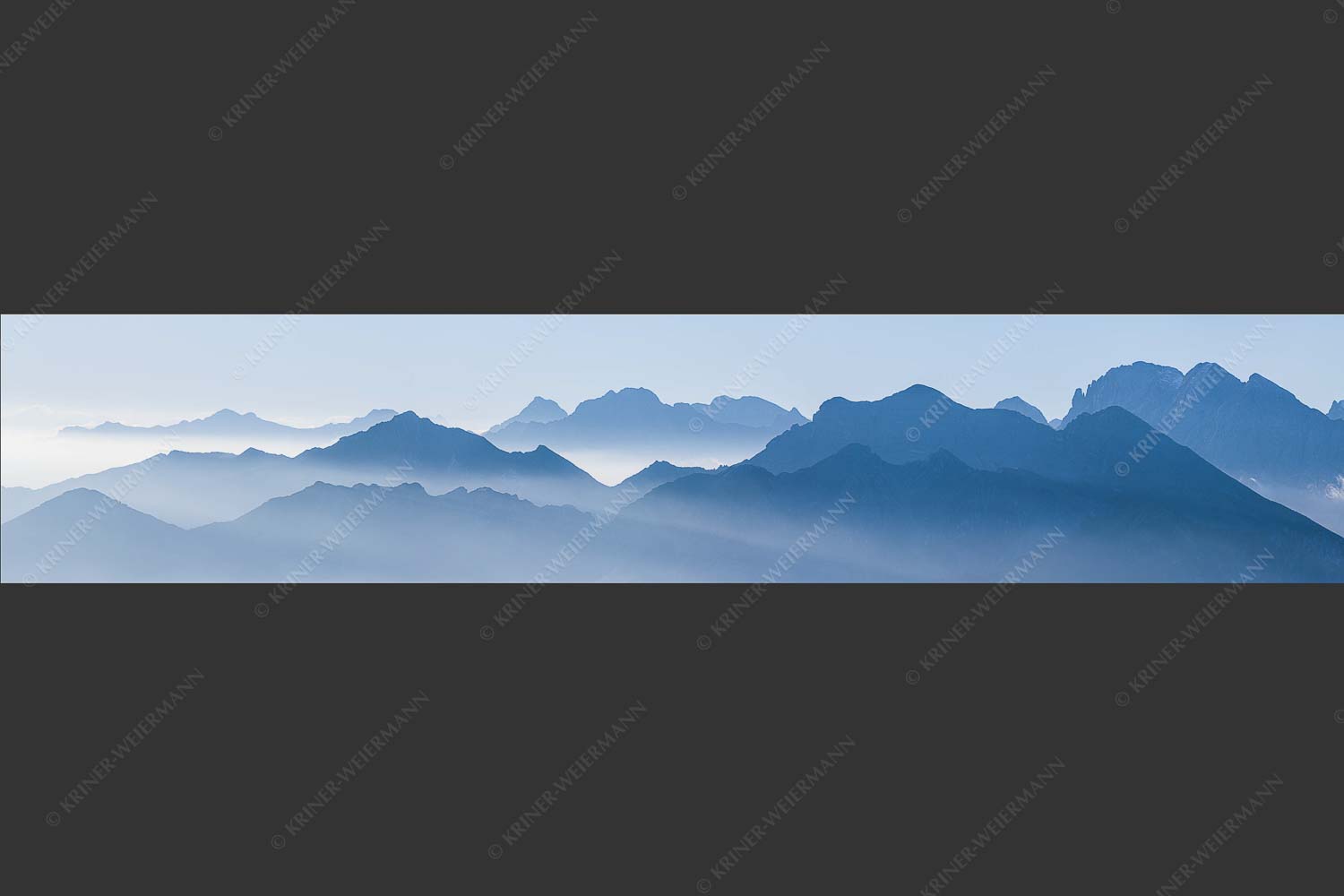 Klar und deutlich trennen sich die Bergketten von Soiern- und Karwendelgebirge - Morgenschnitt 5:1  -- Silhouetten im Karwendel - mehr Infos bei www.Kriner-Weiermann.de
