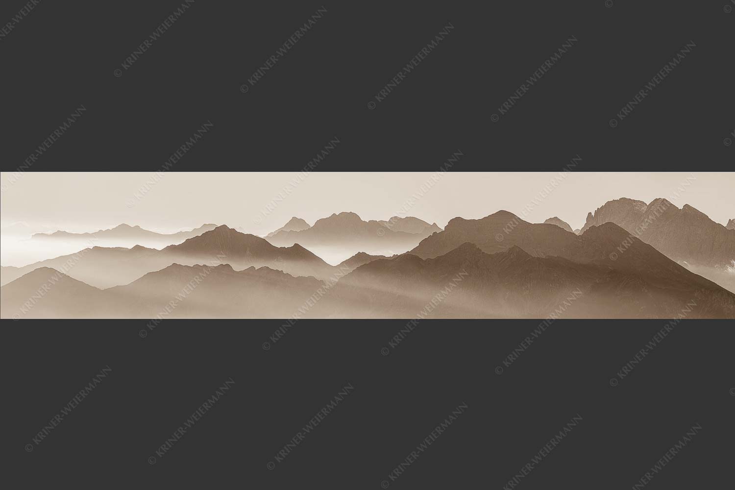 Klar und deutlich trennen sich die Bergketten von Soiern- und Karwendelgebirge - Morgenschnitt 5:1 sepia -- Silhouetten im Karwendel - mehr Infos bei www.Kriner-Weiermann.de