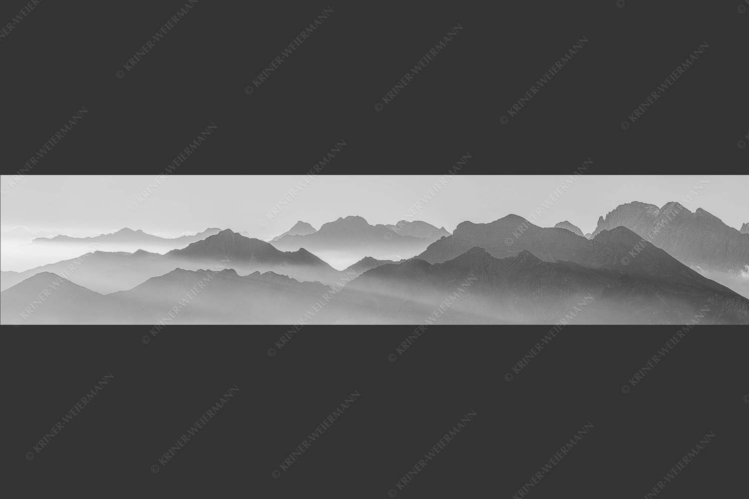 Klar und deutlich trennen sich die Bergketten von Soiern- und Karwendelgebirge - Morgenschnitt 5:1 sw -- Silhouetten im Karwendel - mehr Infos bei www.Kriner-Weiermann.de