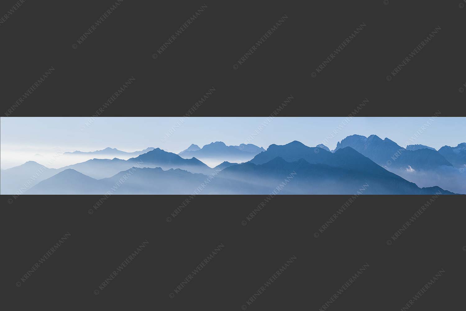 Blick vom Estergebirge ins Karwendel - Morgenschnitt 6:1  -- Silhouetten im Karwendel - mehr Infos bei www.Kriner-Weiermann.de