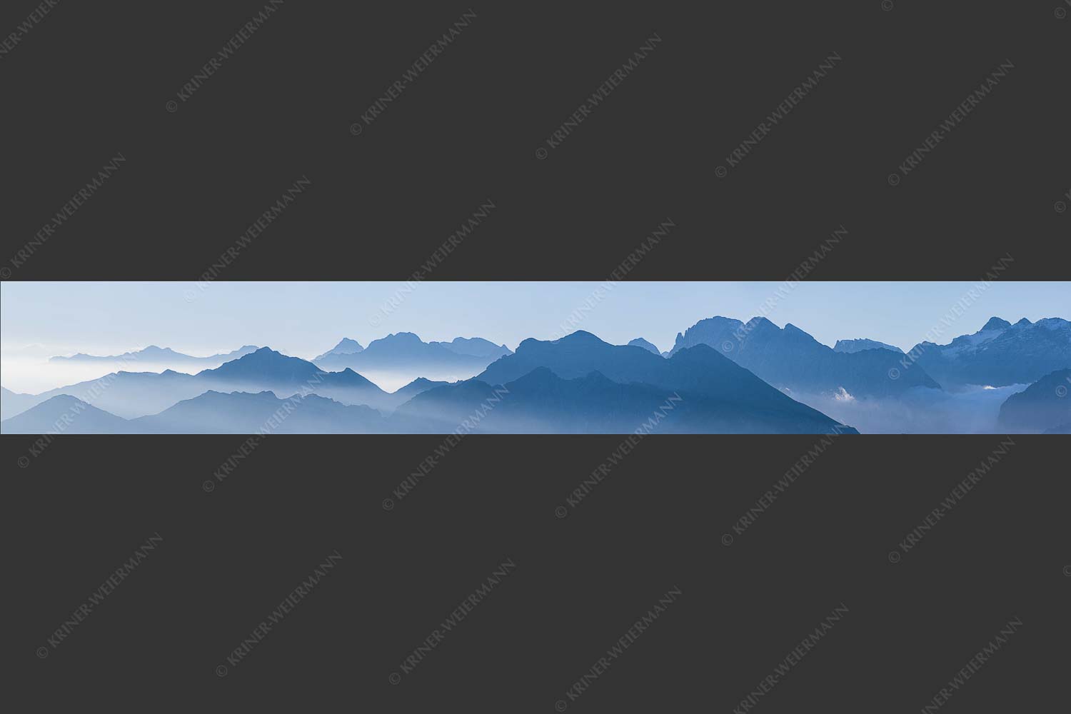 Klar und deutlich trennen sich die Bergketten von Soiern- und Karwendelgebirge - Morgenschnitt 7:1  -- Silhouetten im Karwendel - mehr Infos bei www.Kriner-Weiermann.de