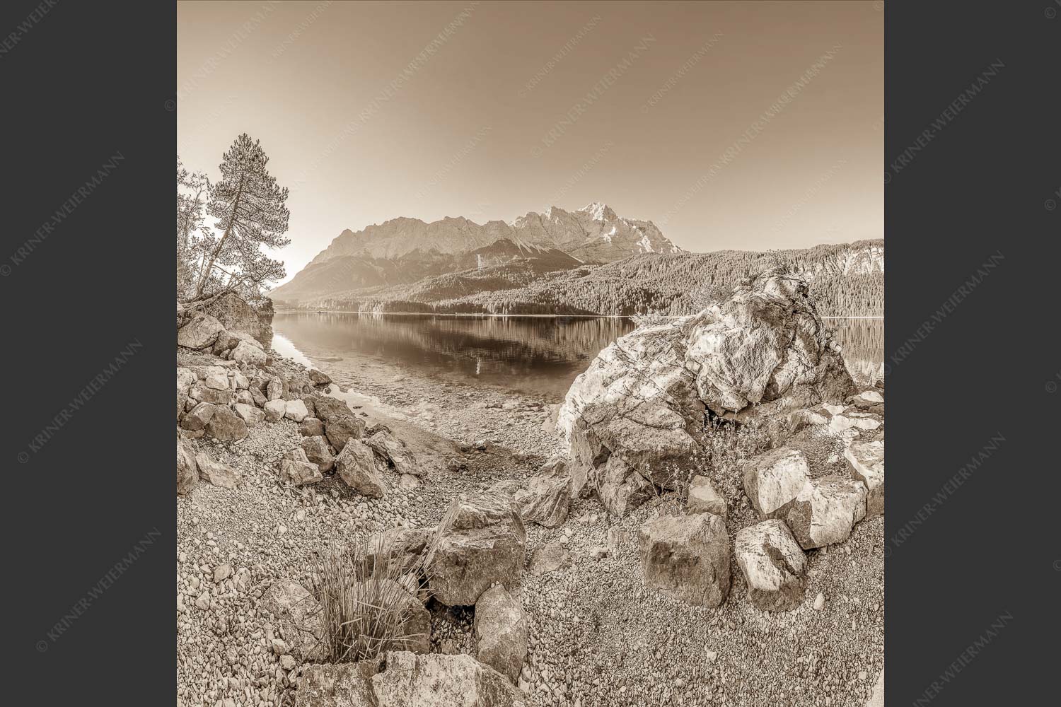 Blick über den Eibsee zur Zugspitze - Ruhe vor dem Sturm 1:1 sepia -- Eibsee Zugspitze Wetterstein - mehr Infos bei www.Kriner-Weiermann.de