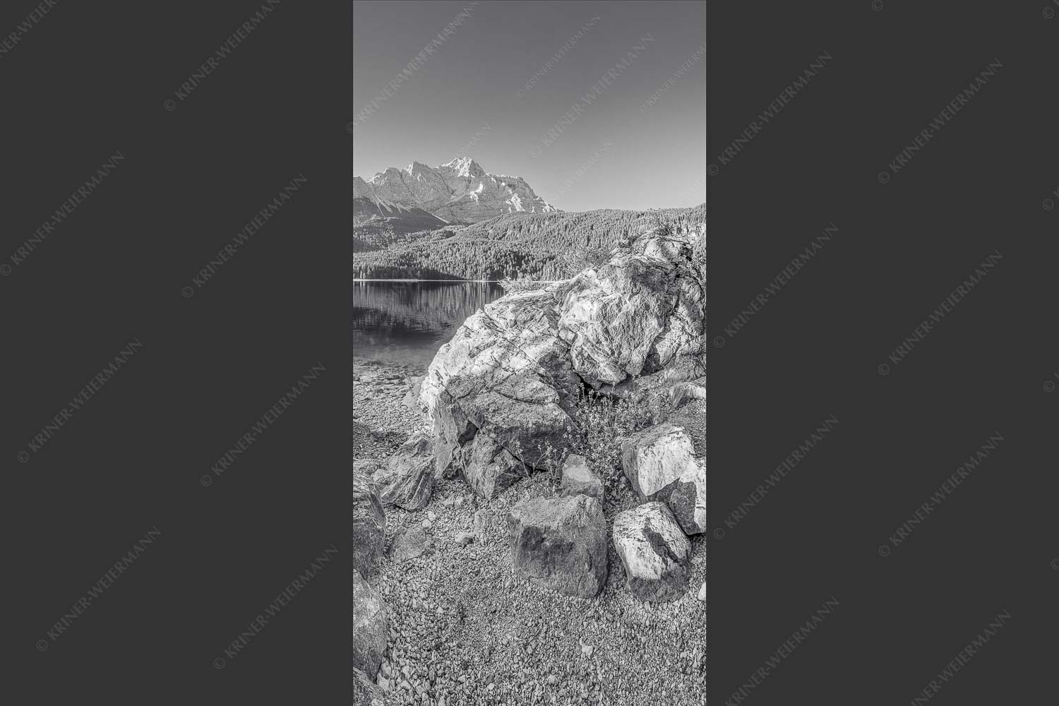 Blick über den Eibsee zur Zugspitze - Ruhe vor dem Sturm 1:2 sw -- Eibsee Zugspitze Wetterstein - mehr Infos bei www.Kriner-Weiermann.de