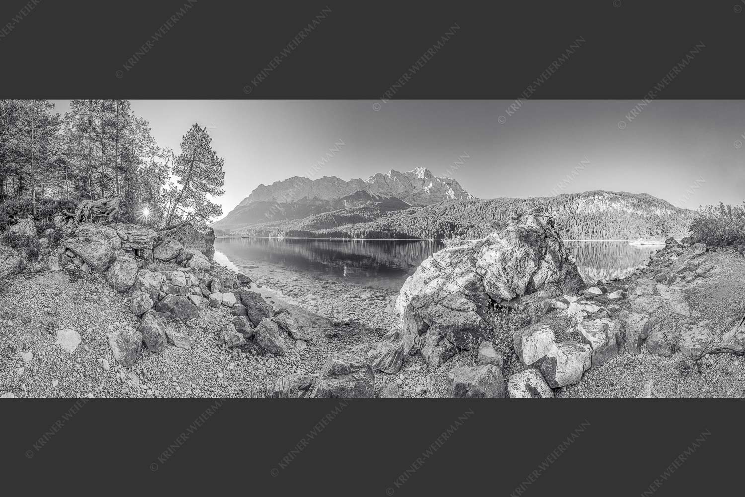 Blick über den Eibsee zur Zugspitze - Ruhe vor dem Sturm 2,5:1 sw -- Eibsee Zugspitze Wetterstein - mehr Infos bei www.Kriner-Weiermann.de