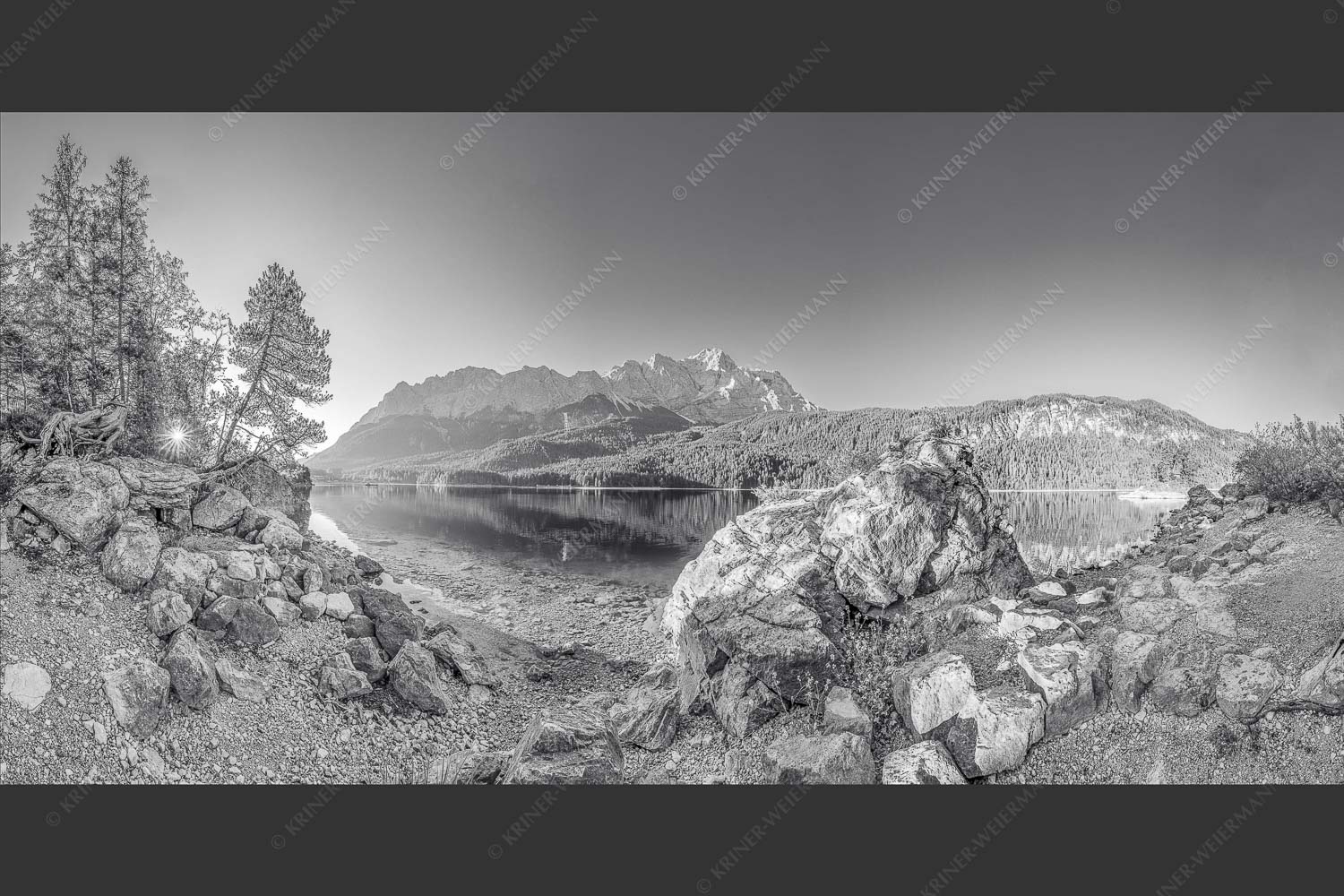 Blick über den Eibsee zur Zugspitze - Ruhe vor dem Sturm 2:1 sw -- Eibsee Zugspitze Wetterstein - mehr Infos bei www.Kriner-Weiermann.de
