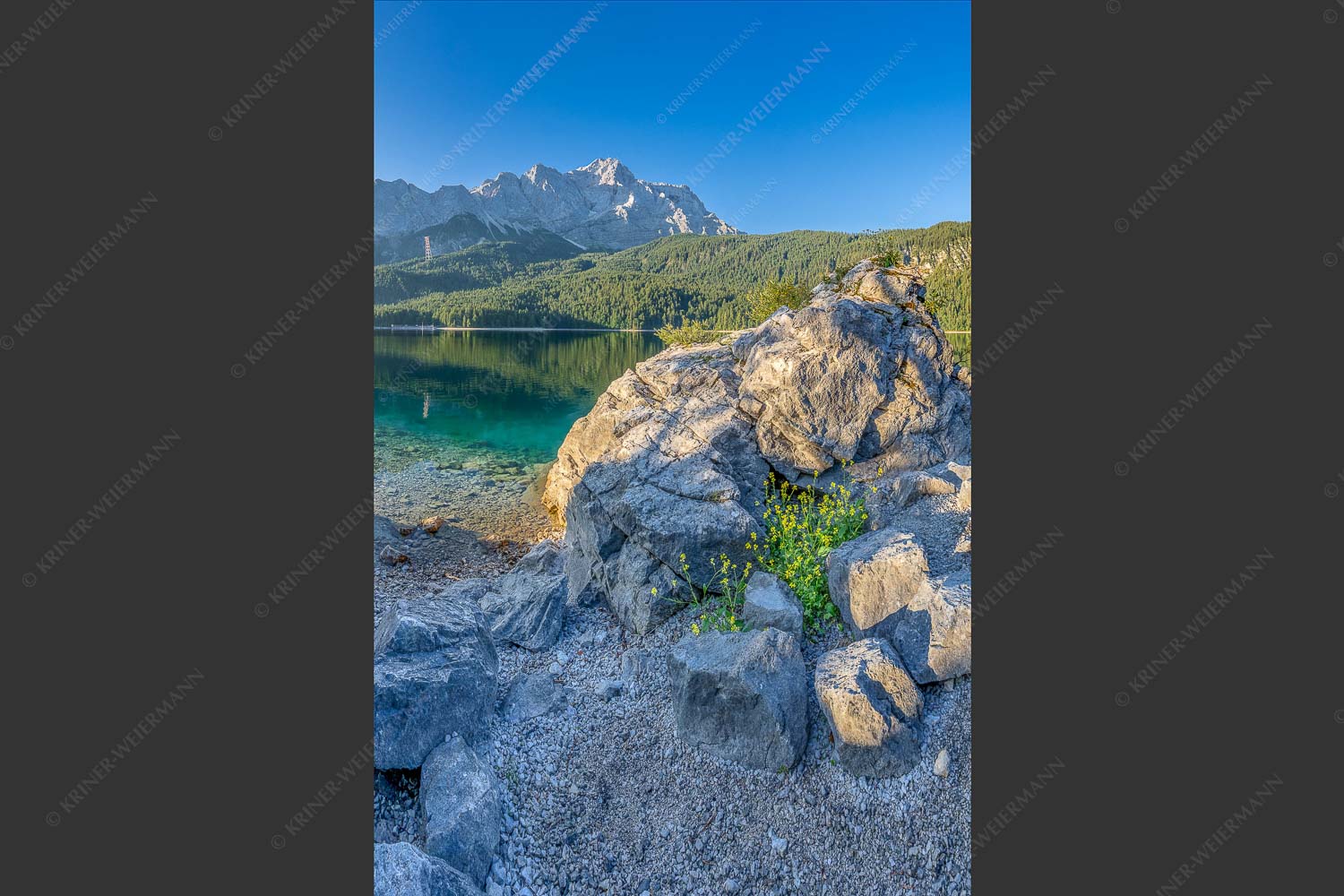 Blick über den Eibsee zur Zugspitze - Ruhe vor dem Sturm 2:3  -- Eibsee Zugspitze Wetterstein - mehr Infos bei www.Kriner-Weiermann.de