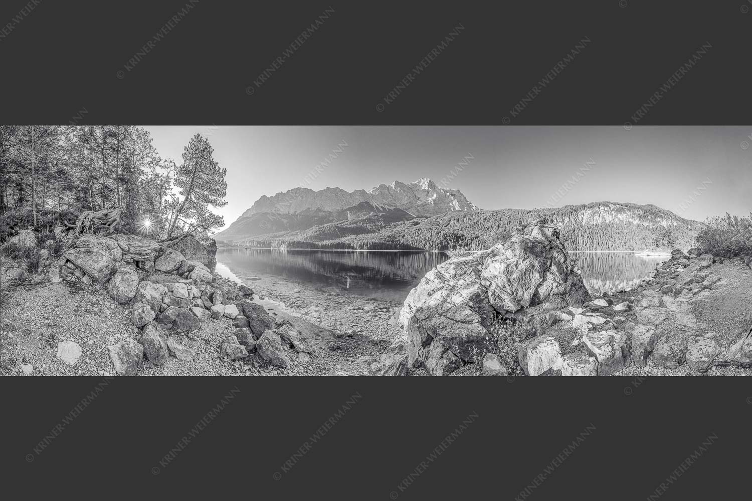 Blick über den Eibsee zur Zugspitze - Ruhe vor dem Sturm 3:1 sw -- Eibsee Zugspitze Wetterstein - mehr Infos bei www.Kriner-Weiermann.de