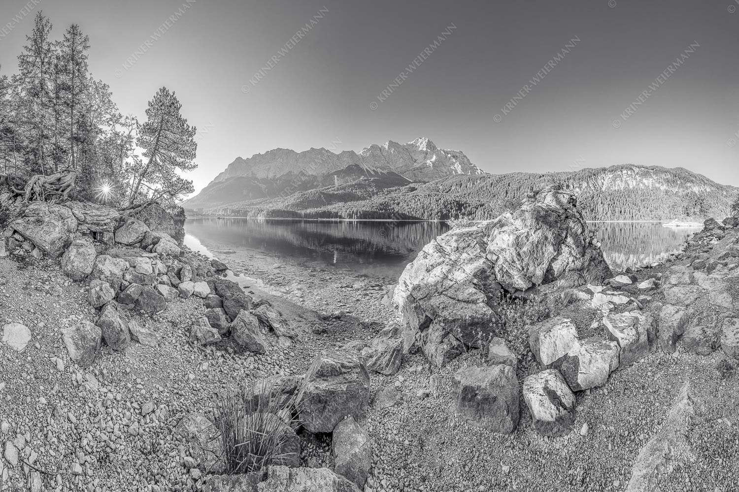 Blick über den Eibsee zur Zugspitze - Ruhe vor dem Sturm 3:2 sw -- Eibsee Zugspitze Wetterstein - mehr Infos bei www.Kriner-Weiermann.de