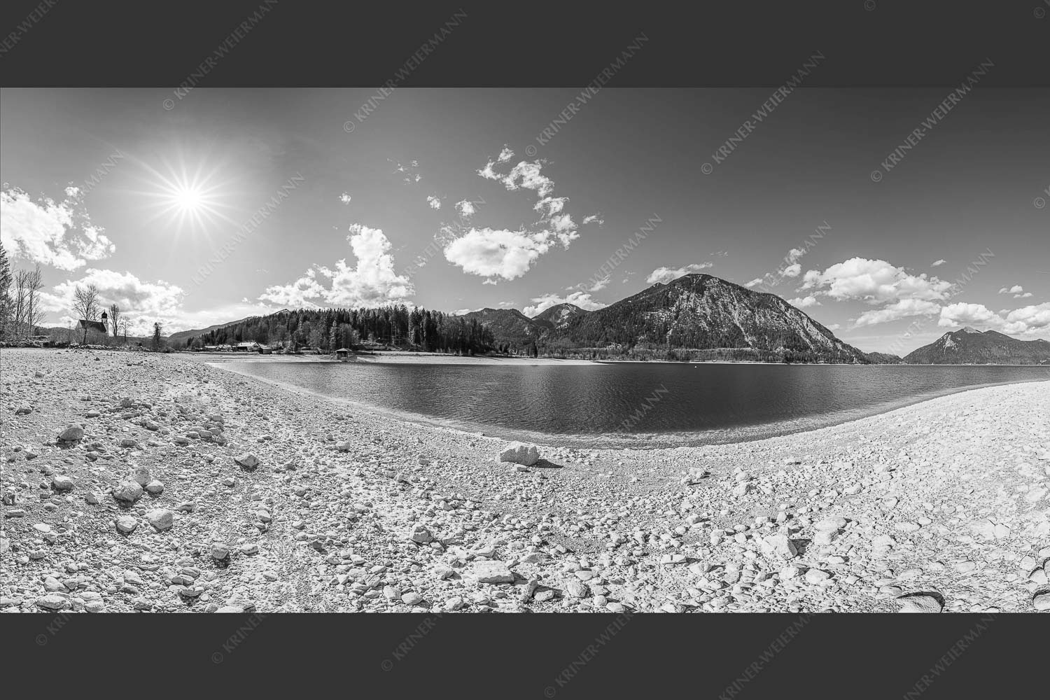 Blick über den Walchensee zum Herzogstand und Jochberg - Tiefstand 2:1 sw -- Walchensee Herzogstand Jochberg - mehr Infos bei www.Kriner-Weiermann.de