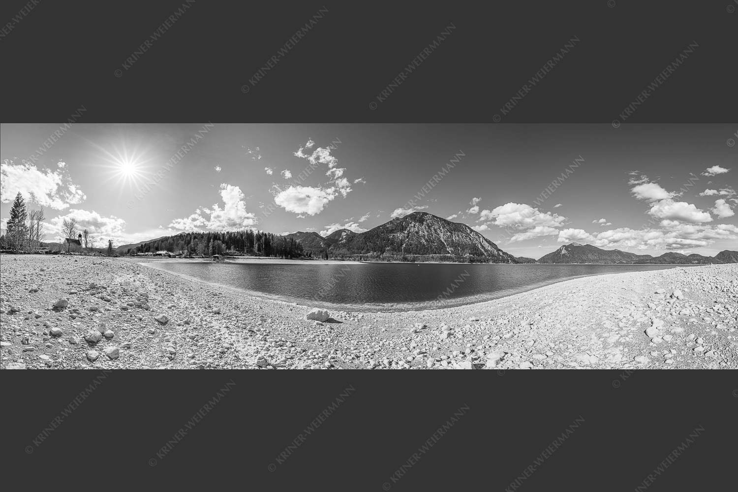 Blick über den Walchensee zum Herzogstand und Jochberg - Tiefstand 3:1 sw -- Walchensee Herzogstand Jochberg - mehr Infos bei www.Kriner-Weiermann.de