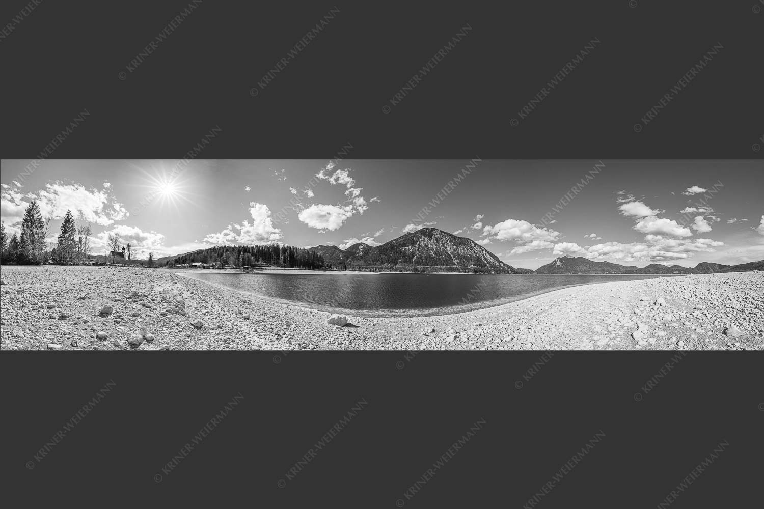 Blick über den Walchensee zum Herzogstand und Jochberg - Tiefstand 4:1 sw -- Walchensee Herzogstand Jochberg - mehr Infos bei www.Kriner-Weiermann.de