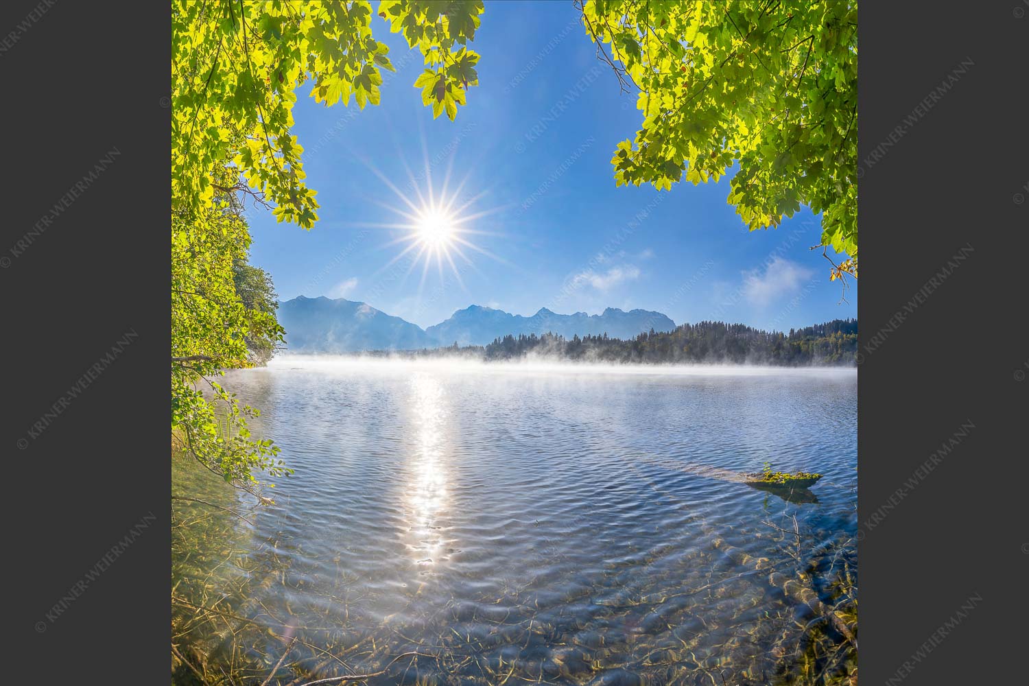 Morgennebel über dem Barmsee mit Karwendel-Silhouette - Uferleuchten 1:1  -- Barmsee Karwendel - mehr Infos bei www.Kriner-Weiermann.de