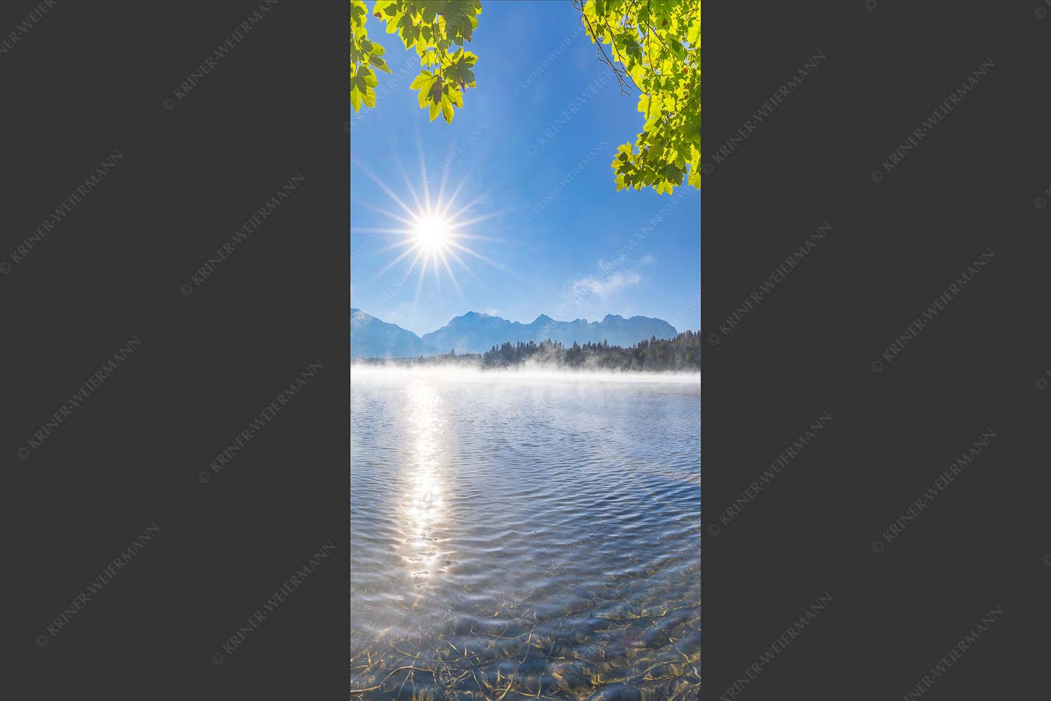 Morgennebel über dem Barmsee mit Karwendel-Silhouette - Uferleuchten 1:2  -- Barmsee Karwendel - mehr Infos bei www.Kriner-Weiermann.de