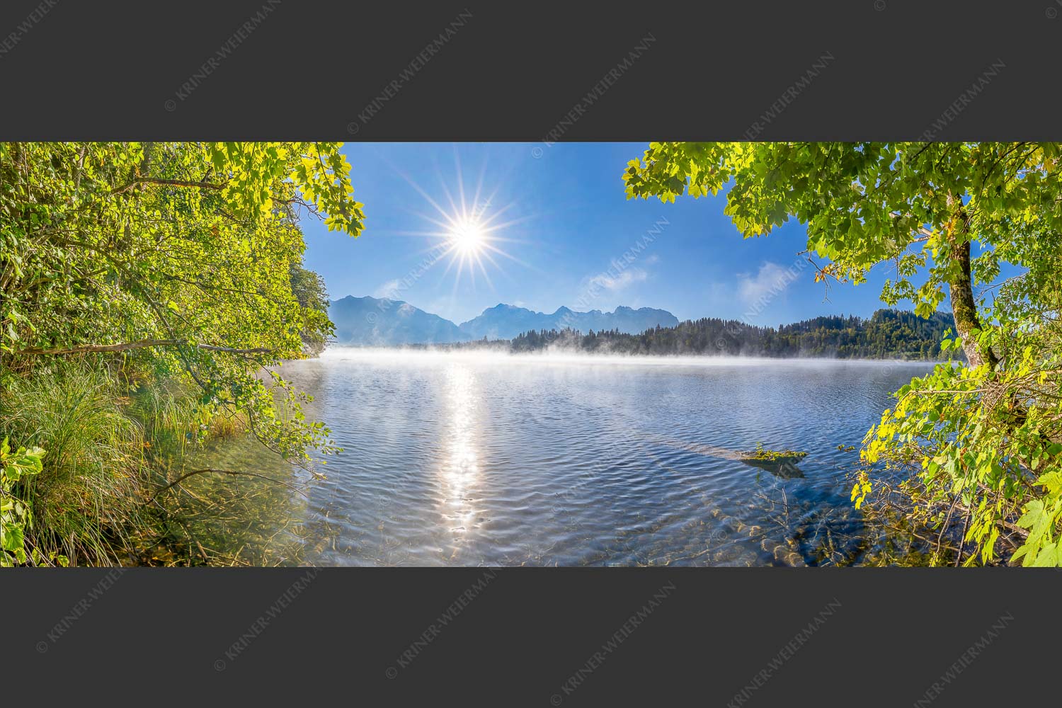 Morgennebel über dem Barmsee mit Karwendel-Silhouette - Uferleuchten 2,5:1  -- Barmsee Karwendel - mehr Infos bei www.Kriner-Weiermann.de