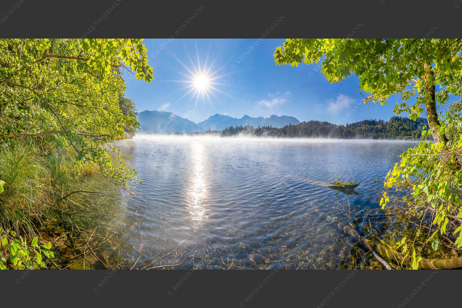 Morgennebel über dem Barmsee mit Karwendel-Silhouette - Uferleuchten 2:1  -- Barmsee Karwendel - mehr Infos bei www.Kriner-Weiermann.de