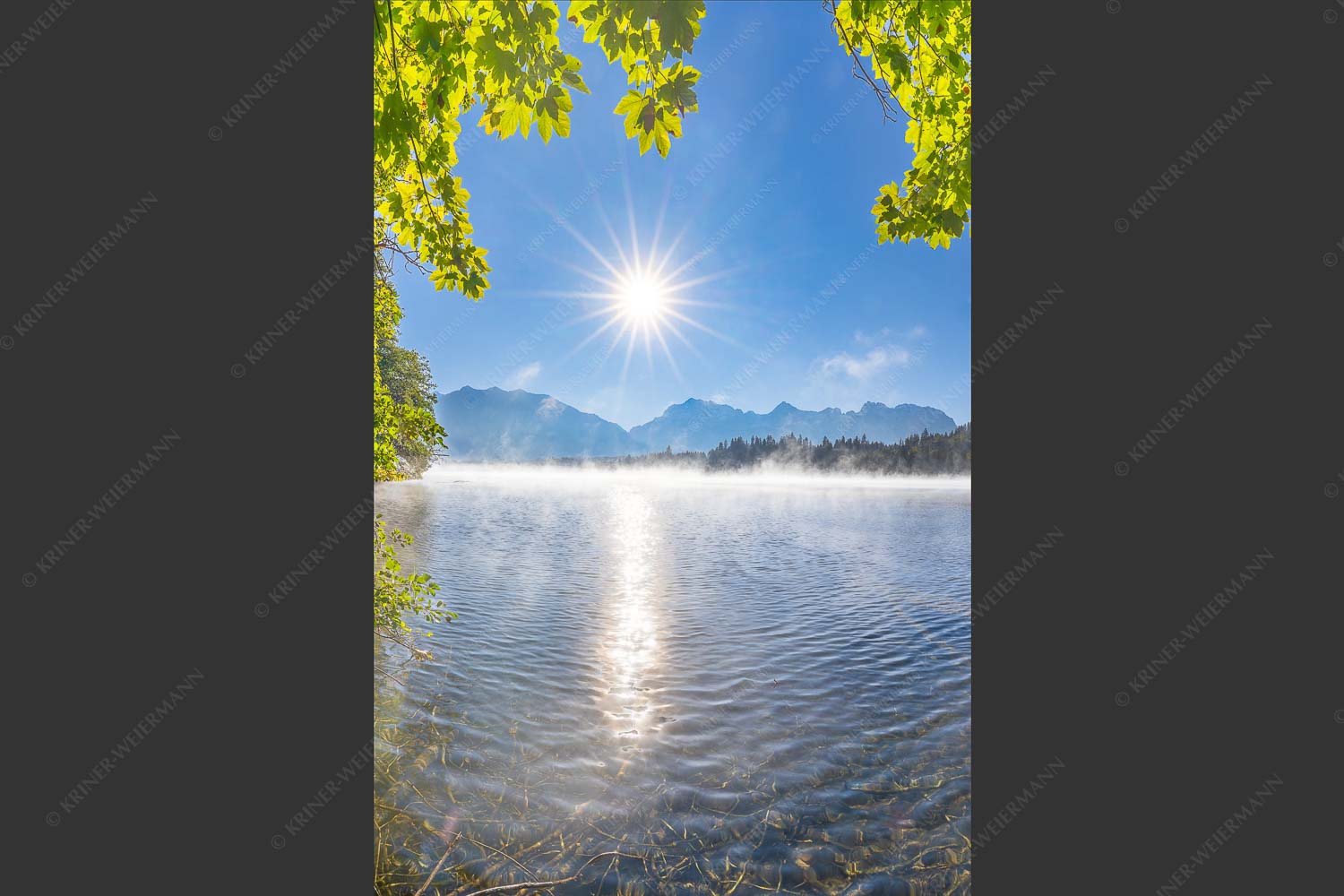 Morgennebel über dem Barmsee mit Karwendel-Silhouette - Uferleuchten 2:3  -- Barmsee Karwendel - mehr Infos bei www.Kriner-Weiermann.de