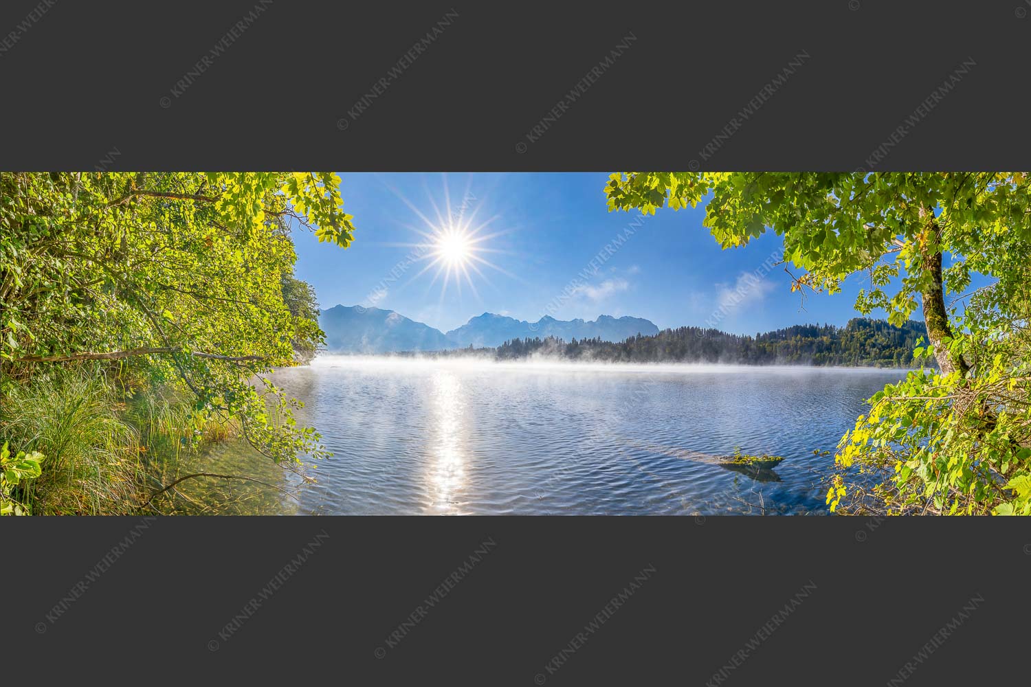 Morgennebel über dem Barmsee mit Karwendel-Silhouette - Uferleuchten 3:1  -- Barmsee Karwendel - mehr Infos bei www.Kriner-Weiermann.de
