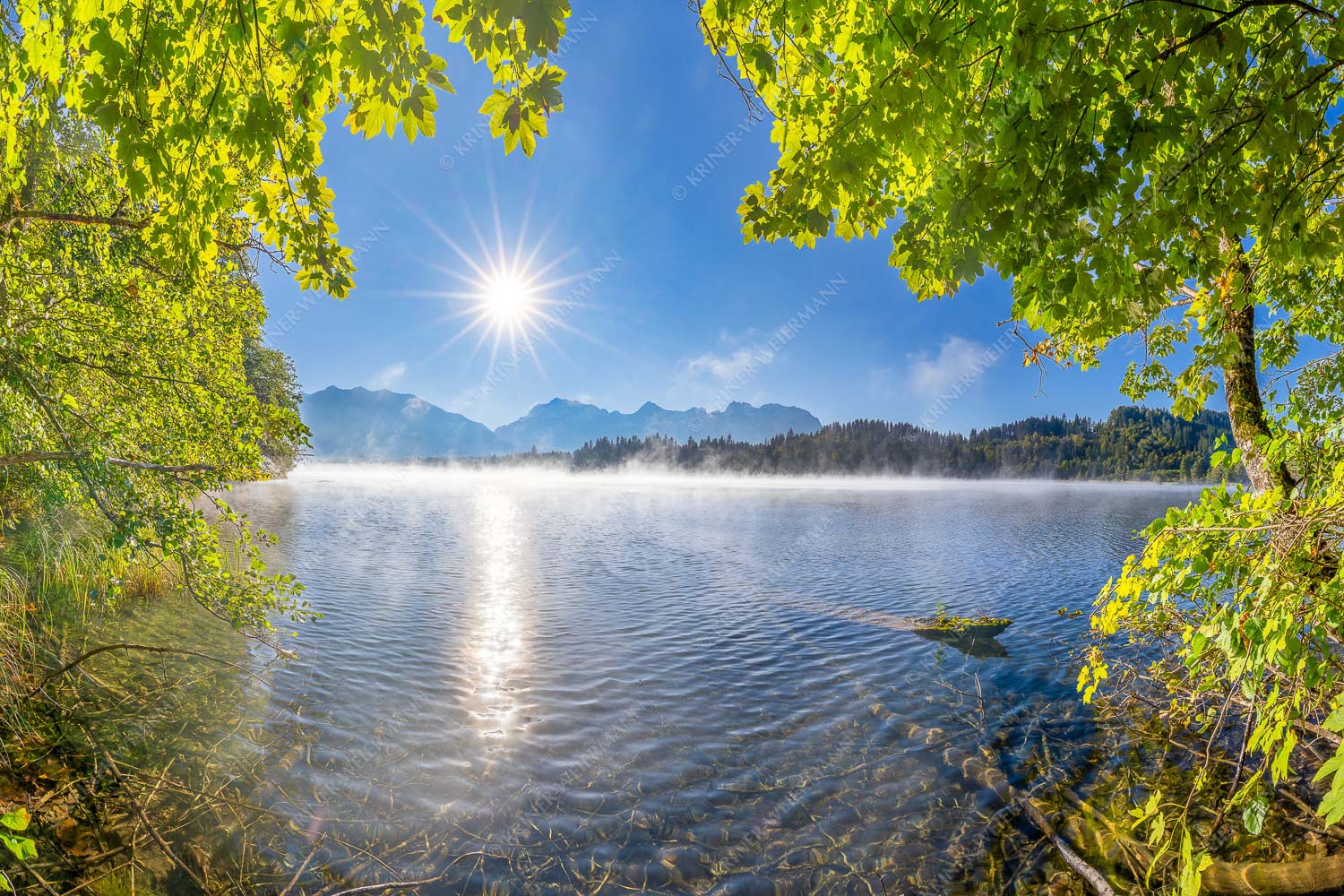 Morgennebel über dem Barmsee mit Karwendel-Silhouette - Uferleuchten 3:2  -- Barmsee Karwendel - mehr Infos bei www.Kriner-Weiermann.de