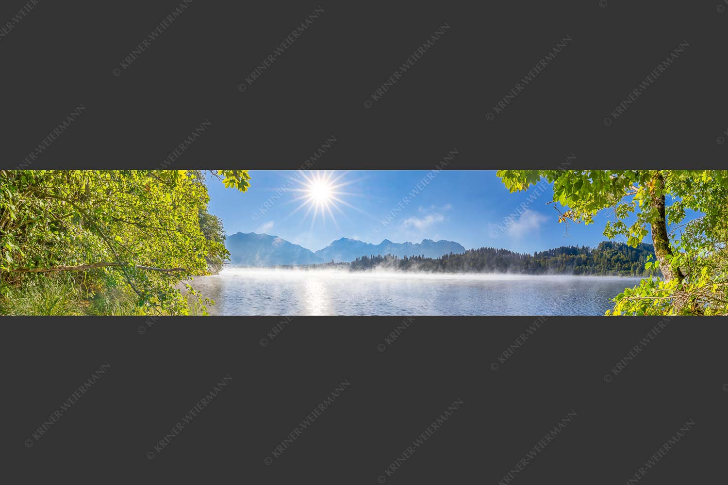 Morgennebel über dem Barmsee mit Karwendel-Silhouette - Uferleuchten 5:1  -- Barmsee Karwendel - mehr Infos bei www.Kriner-Weiermann.de
