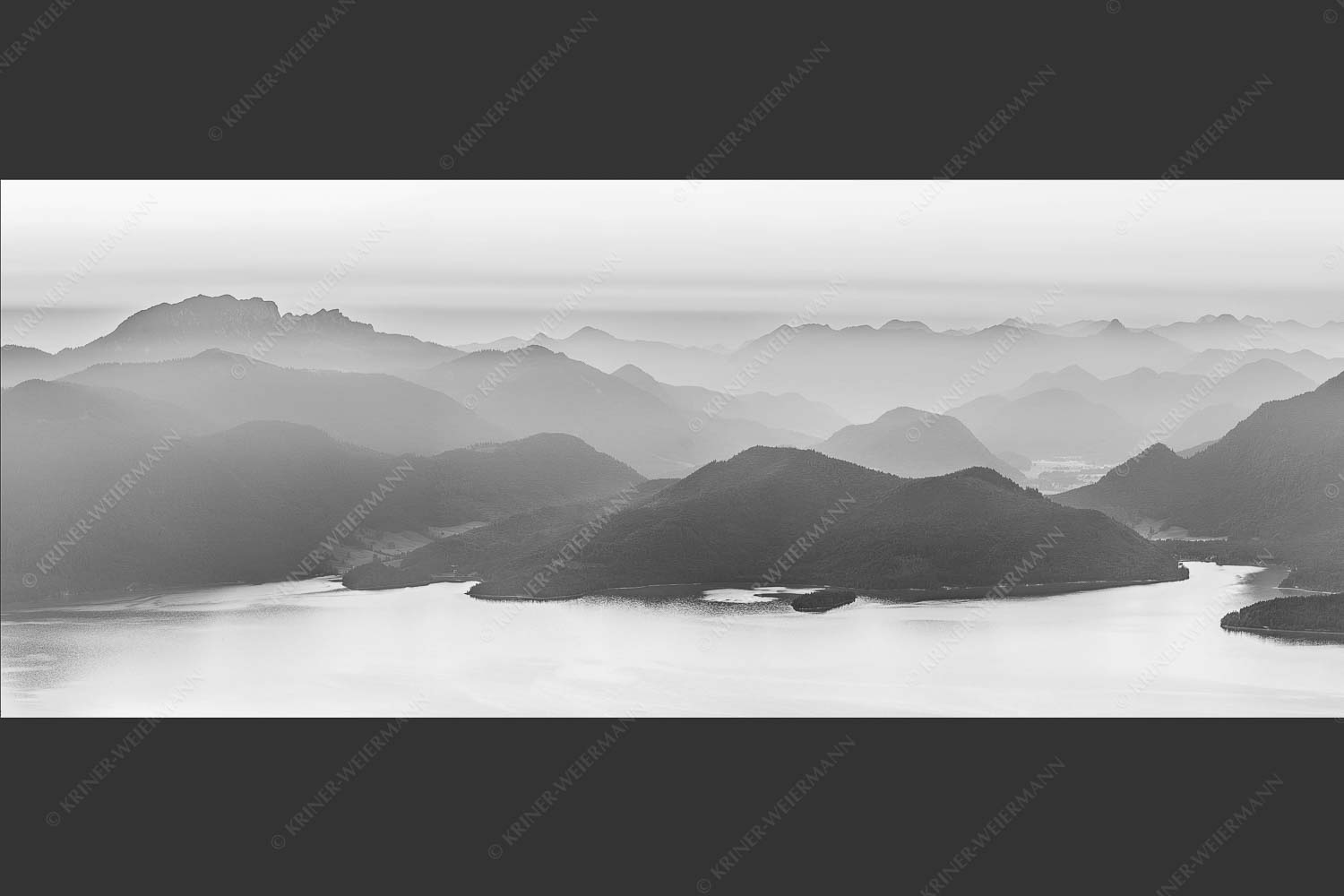 Blick über den Walchensee zur Benediktenwand und der Jachenau - Walchenseesilhouetten 2,5:1 sw -- Walchensee Jachenau Benediktenwand - mehr Infos bei www.Kriner-Weiermann.de