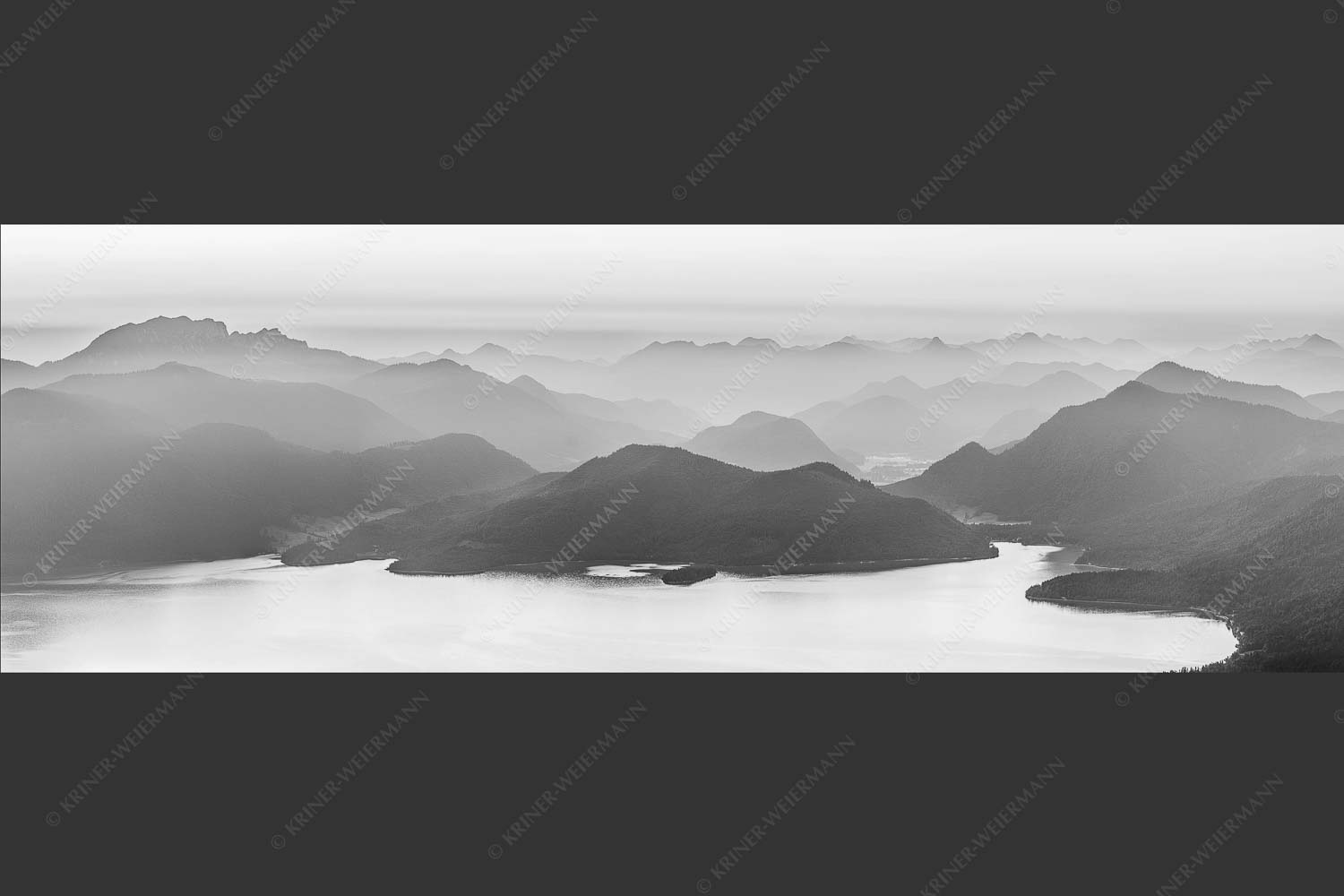 Blick über den Walchensee zur Benediktenwand und der Jachenau - Walchenseesilhouetten 3:1 sw -- Walchensee Jachenau Benediktenwand - mehr Infos bei www.Kriner-Weiermann.de