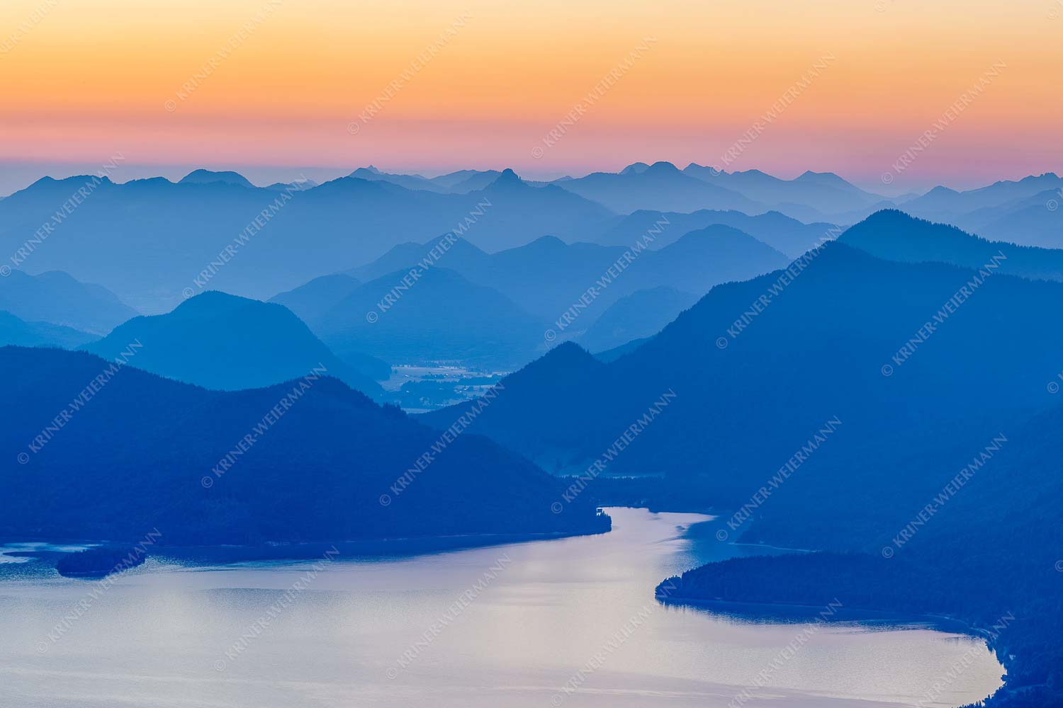 Blick über den Walchensee zur Benediktenwand und der Jachenau - Walchenseesilhouetten 3:2  -- Walchensee Jachenau Benediktenwand - mehr Infos bei www.Kriner-Weiermann.de