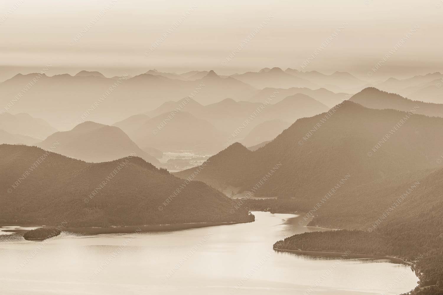 Blick über den Walchensee zur Benediktenwand und der Jachenau - Walchenseesilhouetten 3:2 sepia -- Walchensee Jachenau Benediktenwand - mehr Infos bei www.Kriner-Weiermann.de