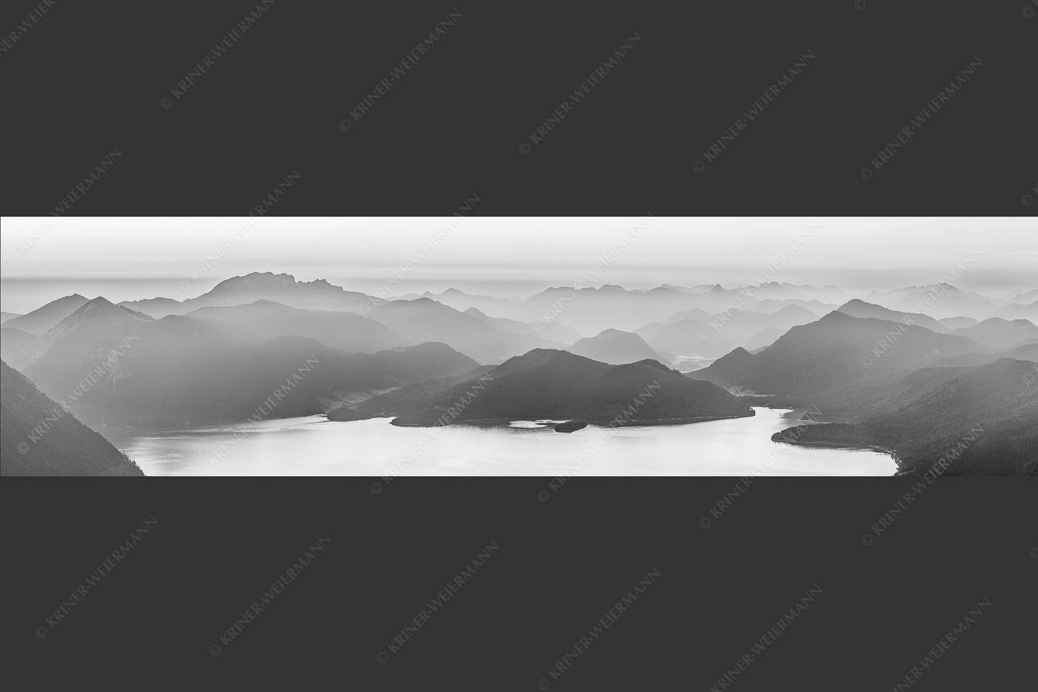 Blick über den Walchensee zur Benediktenwand und der Jachenau - Walchenseesilhouetten 4:1 sw -- Walchensee Jachenau Benediktenwand - mehr Infos bei www.Kriner-Weiermann.de