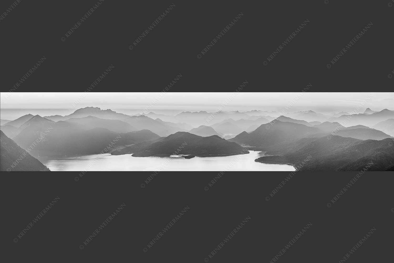 Blick über den Walchensee zur Benediktenwand und der Jachenau - Walchenseesilhouetten 5:1 sw -- Walchensee Jachenau Benediktenwand - mehr Infos bei www.Kriner-Weiermann.de
