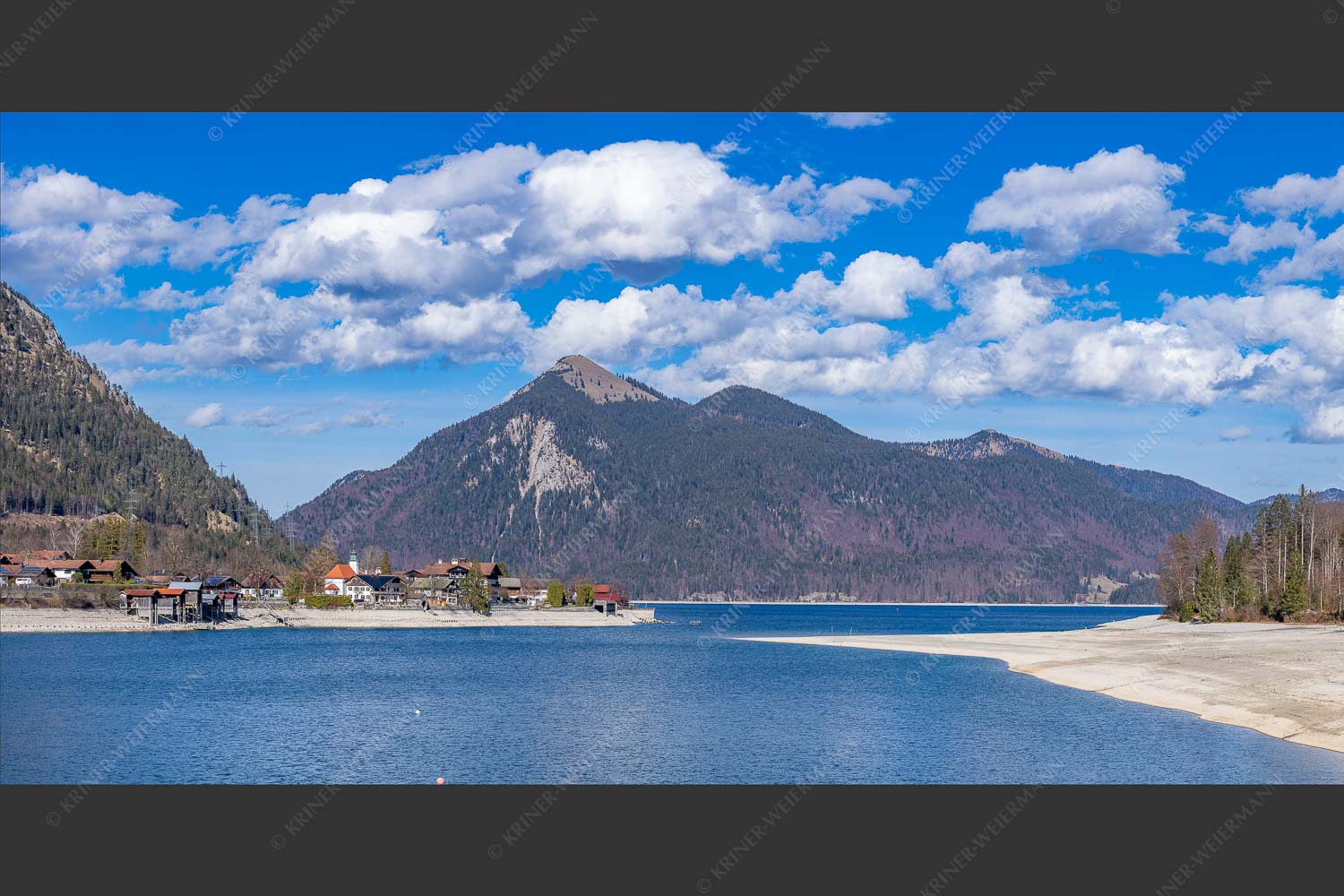 Blick über den Walchensee mit Jochberg - Wenig Wasser 2:1  -- Walchensee Jochberg - mehr Infos bei www.Kriner-Weiermann.de