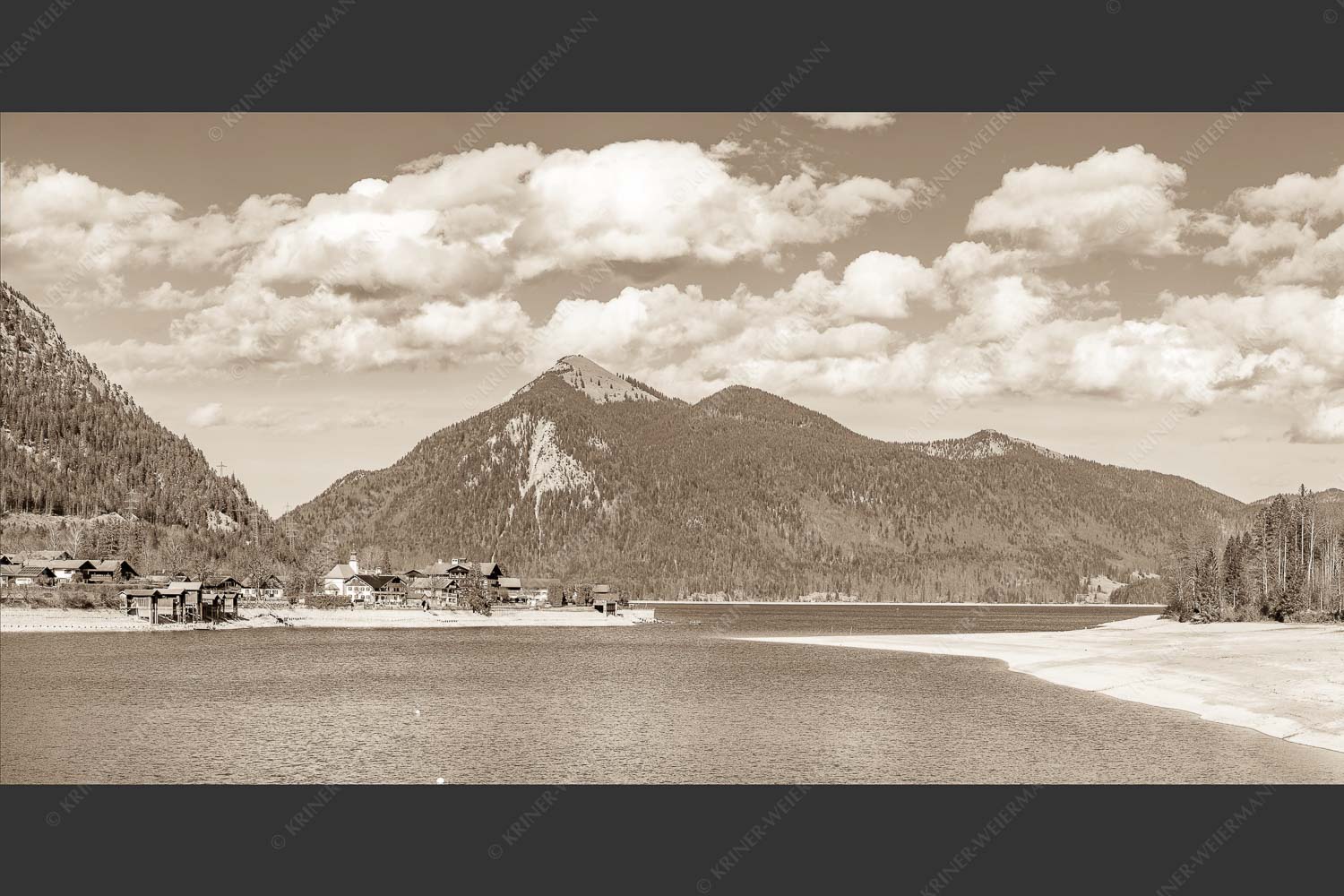 Blick über den Walchensee mit Jochberg - Wenig Wasser 2:1 sepia -- Walchensee Jochberg - mehr Infos bei www.Kriner-Weiermann.de