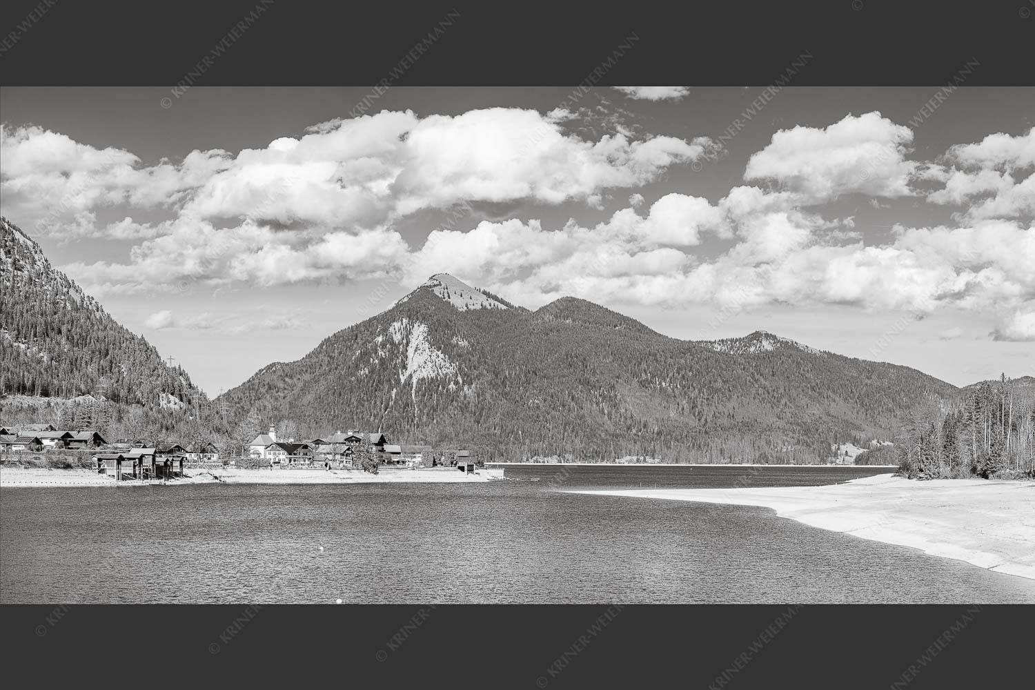 Blick über den Walchensee mit Jochberg - Wenig Wasser 2:1 sw -- Walchensee Jochberg - mehr Infos bei www.Kriner-Weiermann.de
