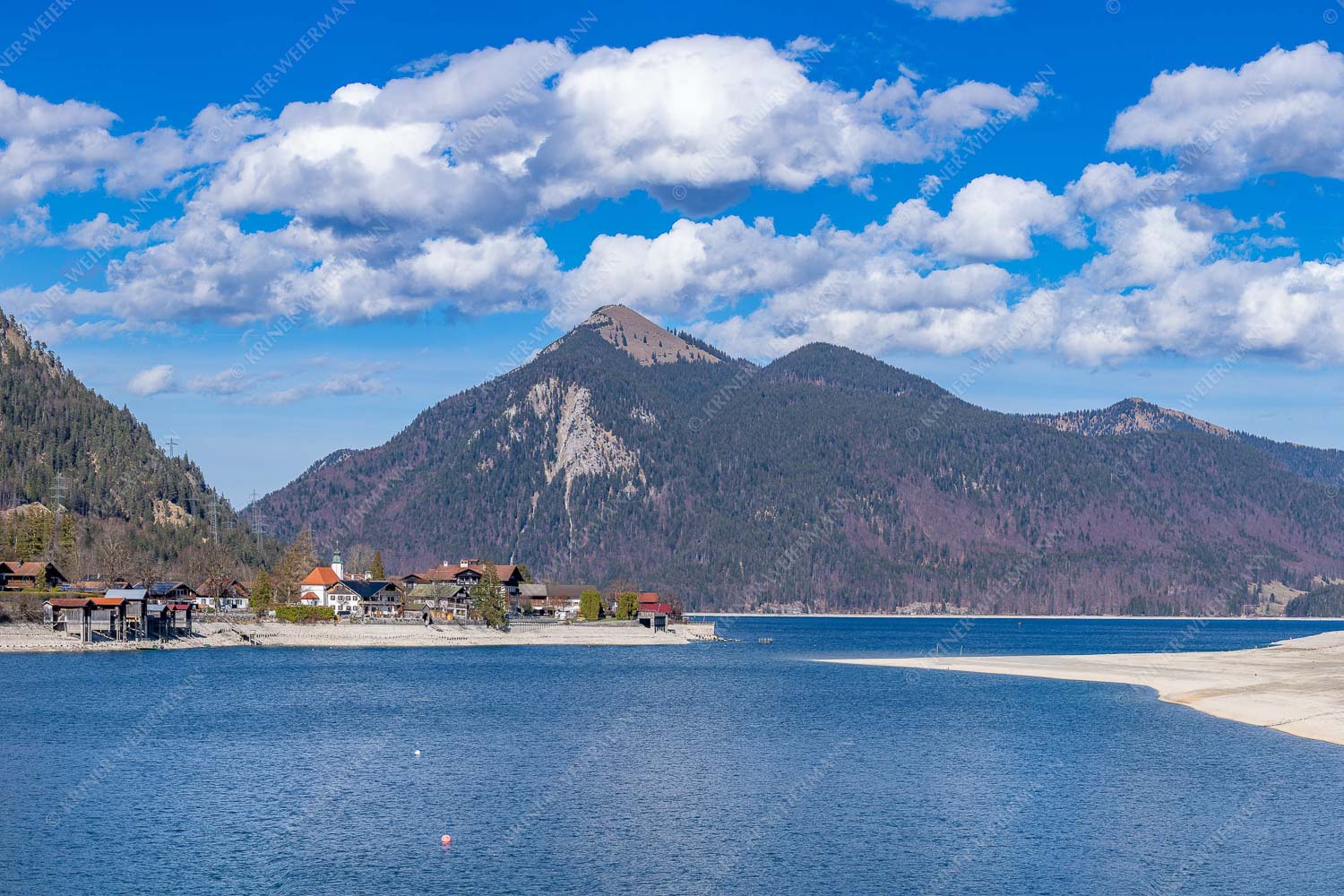 Blick über den Walchensee mit Jochberg - Wenig Wasser 3:2  -- Walchensee Jochberg - mehr Infos bei www.Kriner-Weiermann.de