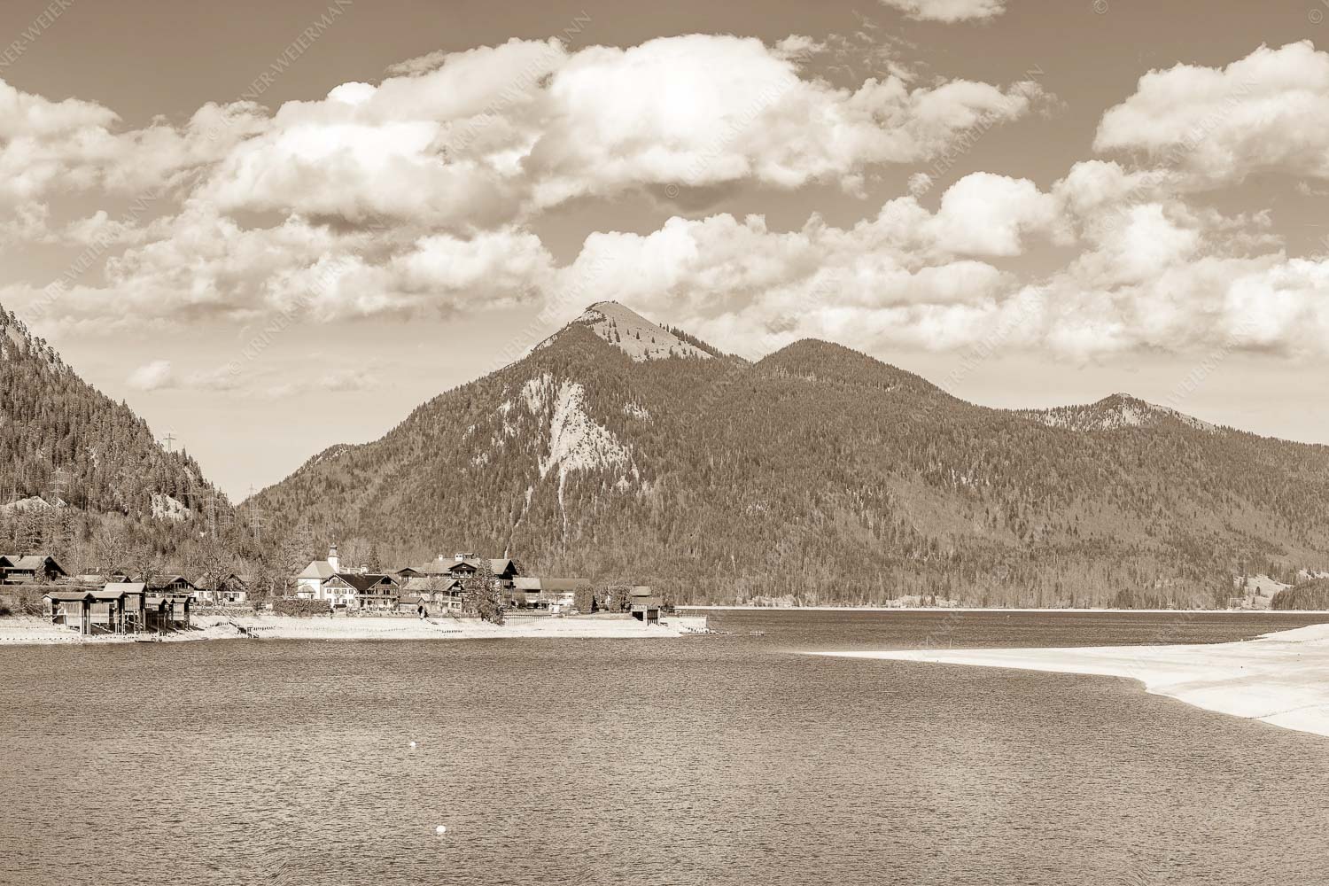 Blick über den Walchensee mit Jochberg - Wenig Wasser 3:2 sepia -- Walchensee Jochberg - mehr Infos bei www.Kriner-Weiermann.de