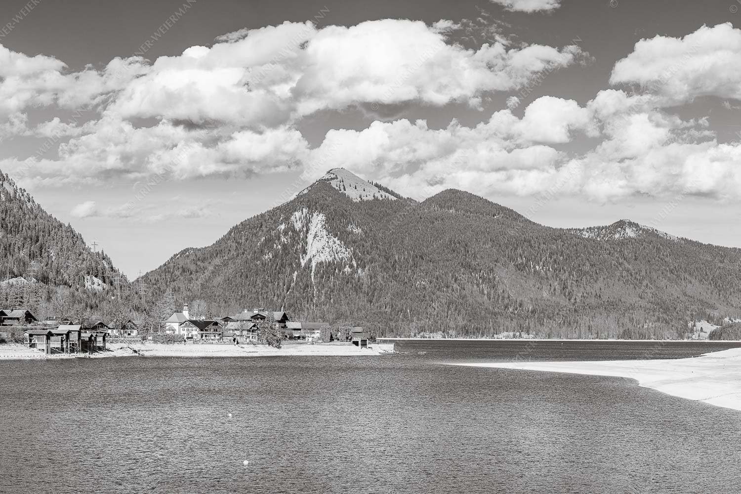 Blick über den Walchensee mit Jochberg - Wenig Wasser 3:2 sw -- Walchensee Jochberg - mehr Infos bei www.Kriner-Weiermann.de