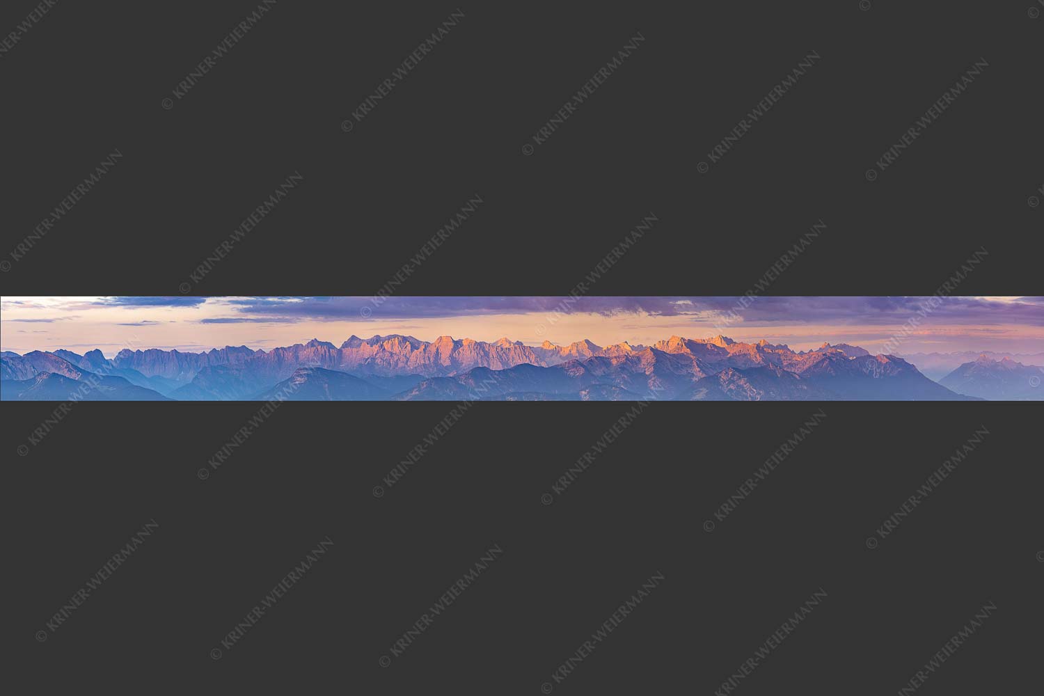 Panoramablick auf die Nordwände des Karwendels im ersten Morgenlicht - Karwendel Erwacht 10:1  -- Alpines Morgenpanorama - mehr Infos bei www.Kriner-Weiermann.de