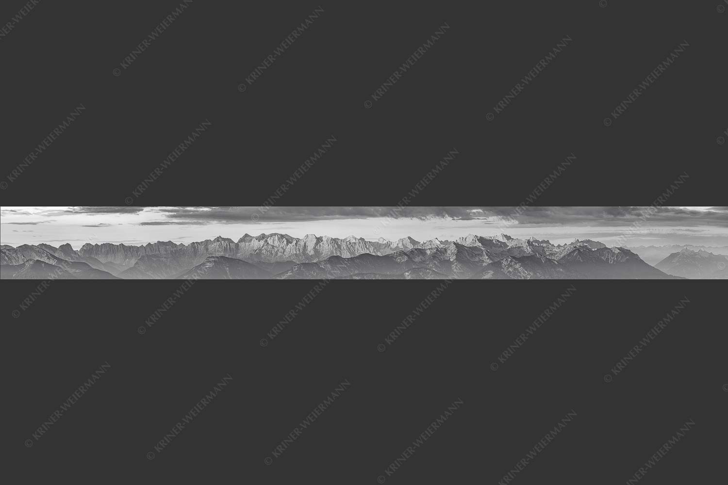 Panoramablick auf die Nordwände des Karwendels im ersten Morgenlicht - Karwendel Erwacht 10:1 sw -- Alpines Morgenpanorama - mehr Infos bei www.Kriner-Weiermann.de