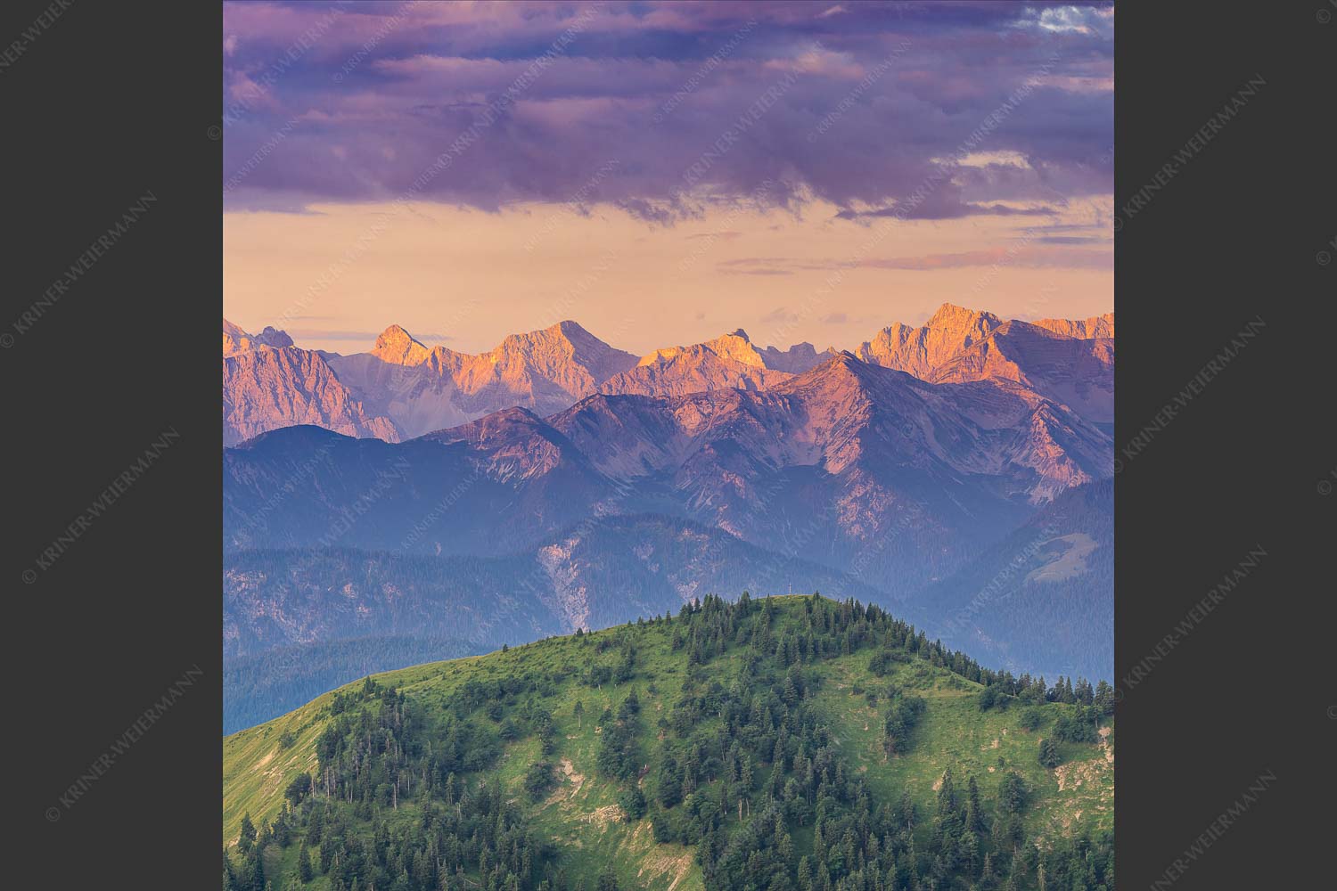 Panoramablick auf die Nordwände des Karwendels im ersten Morgenlicht - Karwendel Erwacht 1:1  -- Alpines Morgenpanorama - mehr Infos bei www.Kriner-Weiermann.de