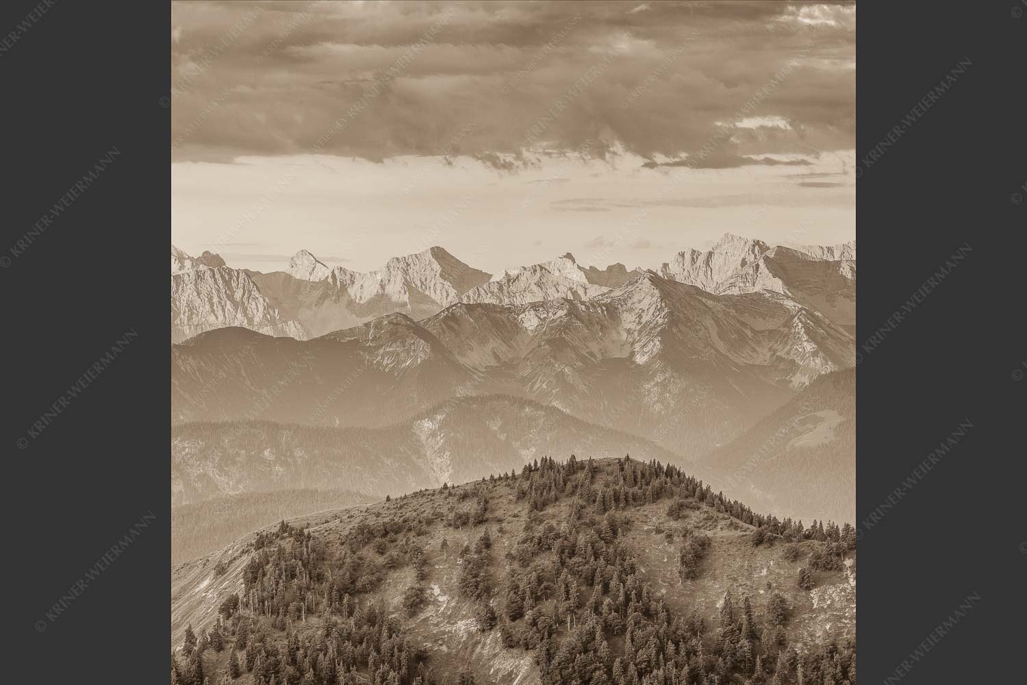 Panoramablick auf die Nordwände des Karwendels im ersten Morgenlicht - Karwendel Erwacht 1:1 sepia -- Alpines Morgenpanorama - mehr Infos bei www.Kriner-Weiermann.de