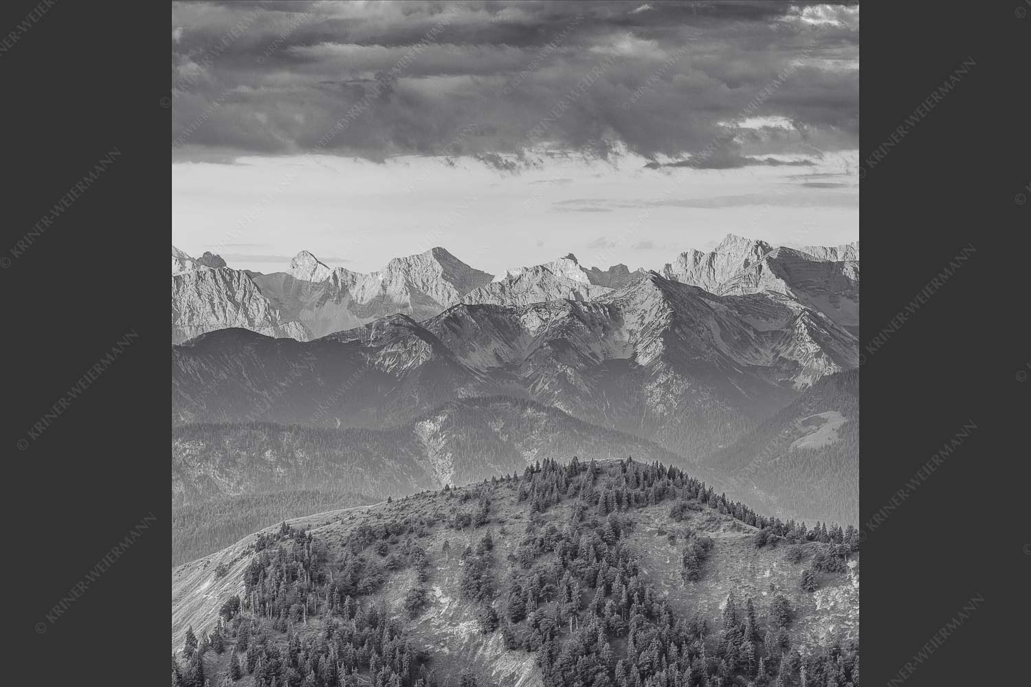 Panoramablick auf die Nordwände des Karwendels im ersten Morgenlicht - Karwendel Erwacht 1:1 sw -- Alpines Morgenpanorama - mehr Infos bei www.Kriner-Weiermann.de