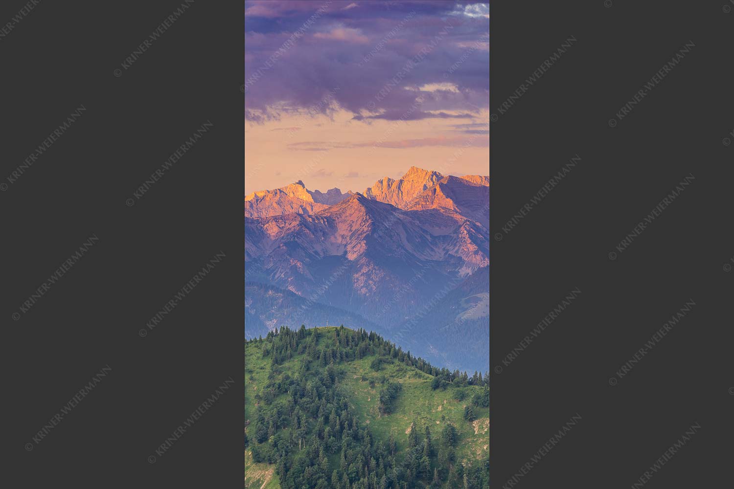 Panoramablick auf die Nordwände des Karwendels im ersten Morgenlicht - Karwendel Erwacht 1:2  -- Alpines Morgenpanorama - mehr Infos bei www.Kriner-Weiermann.de