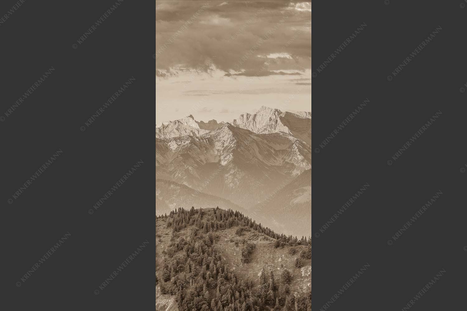 Panoramablick auf die Nordwände des Karwendels im ersten Morgenlicht - Karwendel Erwacht 1:2 sepia -- Alpines Morgenpanorama - mehr Infos bei www.Kriner-Weiermann.de