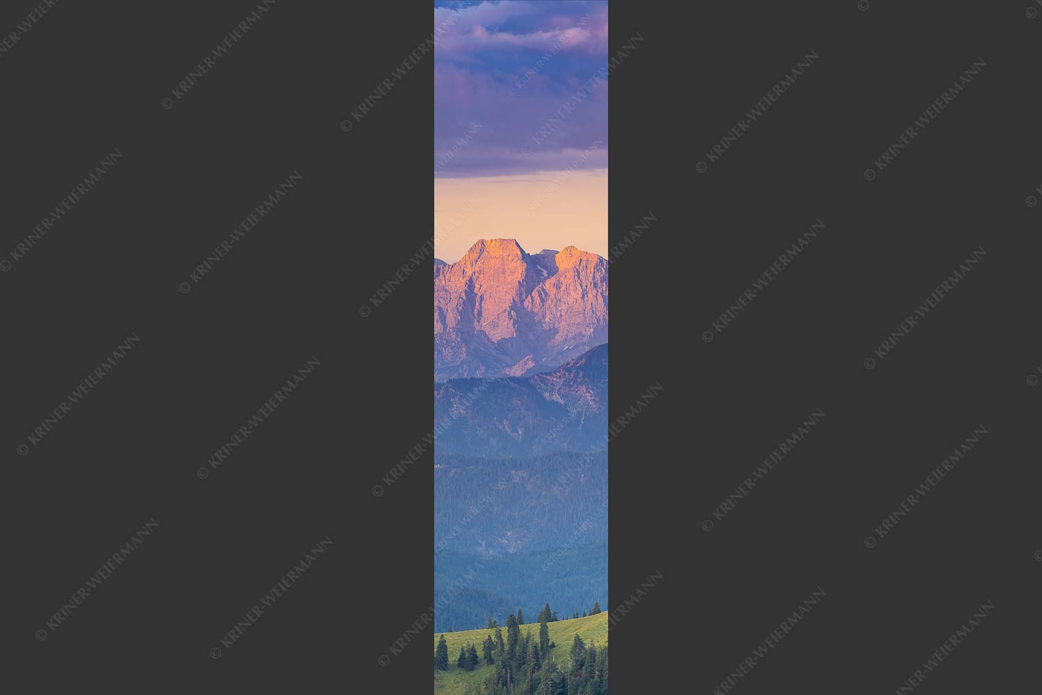 Panoramablick auf die Nordwände des Karwendels im ersten Morgenlicht - Karwendel Erwacht 1:4  -- Alpines Morgenpanorama - mehr Infos bei www.Kriner-Weiermann.de